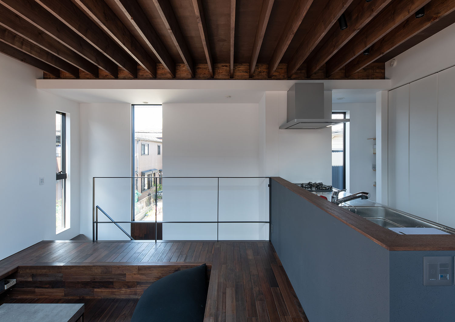 白い壁にスリット窓が設けられたLDK・デザイン住宅 注文住宅・デザイン住宅建築実例_『CASE687  "□×□×和 （ハコニワ）"』_LDK