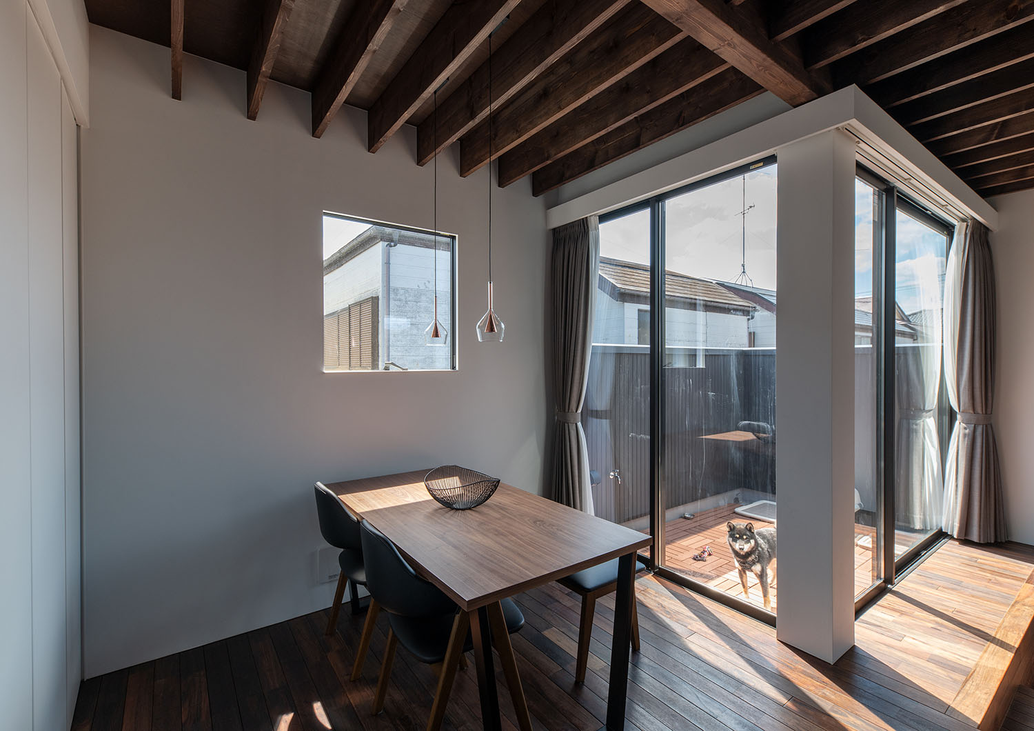 ウッドデッキのバルコニーにいる犬が見えるLDK・デザイン住宅 注文住宅・デザイン住宅建築実例_『CASE687  "□×□×和 （ハコニワ）"』_LDK