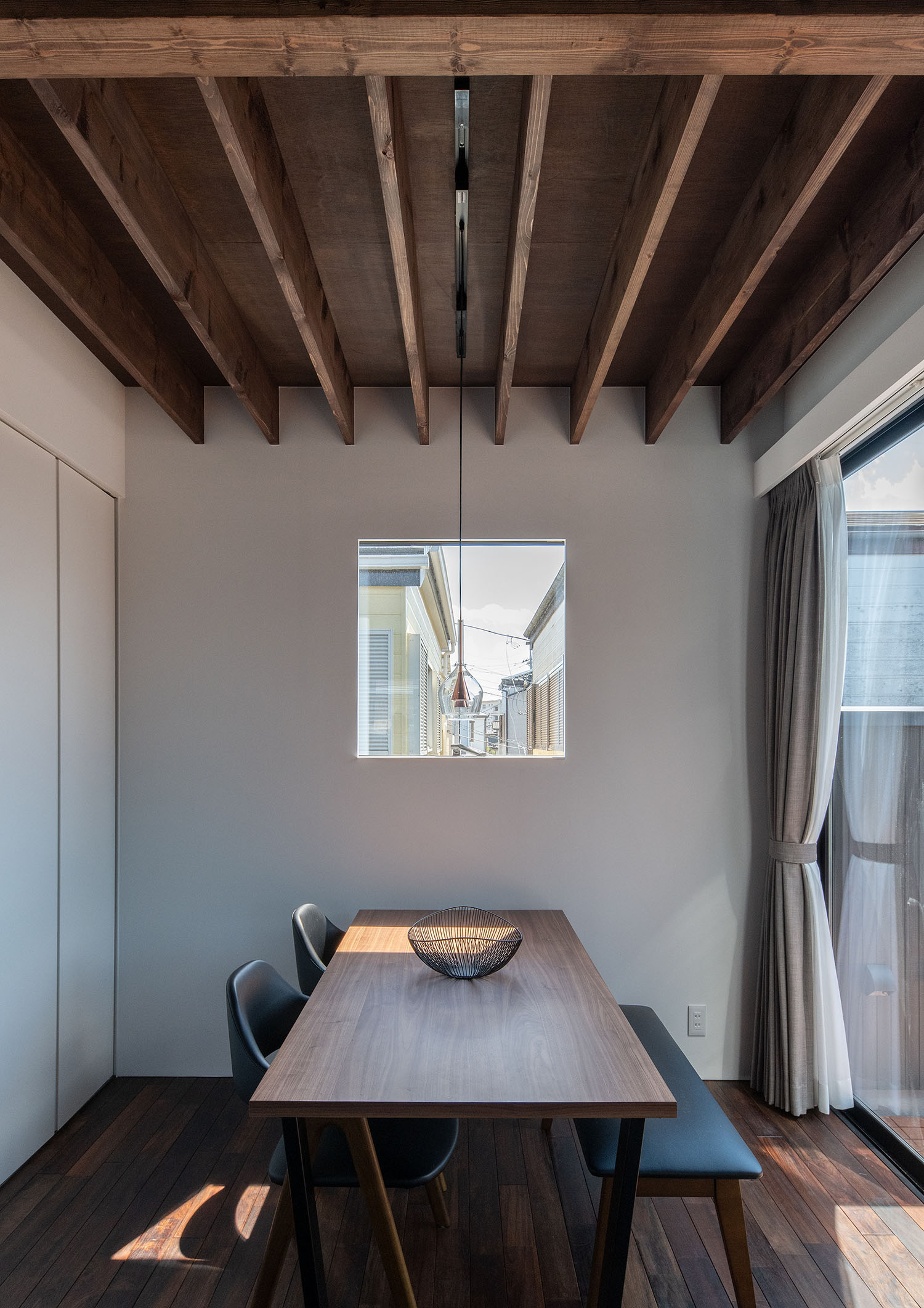 白い壁に正方形の窓が設けられた梁見せ天井のダイニング・デザイン住宅 注文住宅・デザイン住宅建築実例_『CASE687  "□×□×和 （ハコニワ）"』_LDK