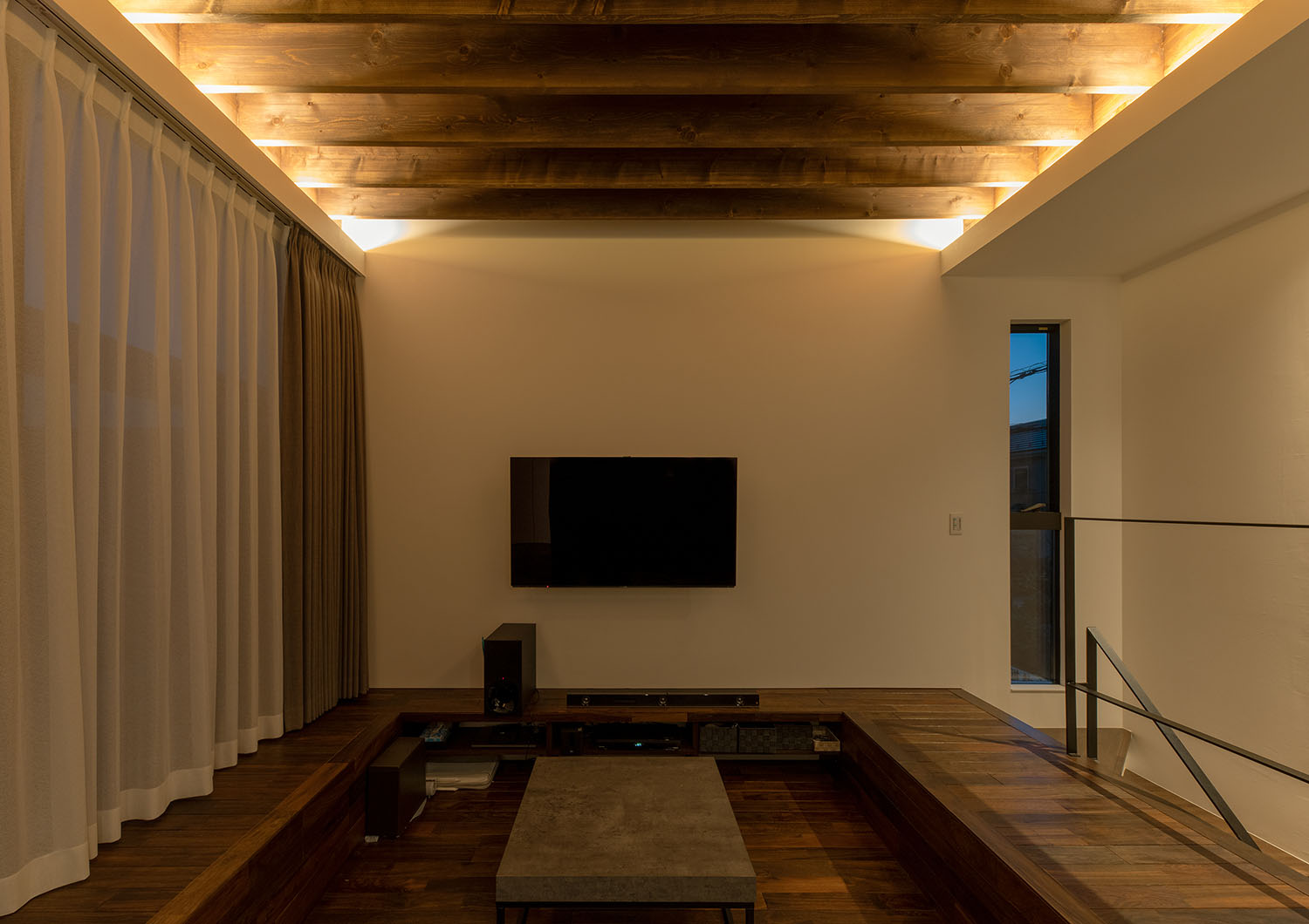 梁見せ天井に間接照明が設けられているLDK・デザイン住宅 注文住宅・デザイン住宅建築実例_『CASE687  "□×□×和 （ハコニワ）"』_LDK