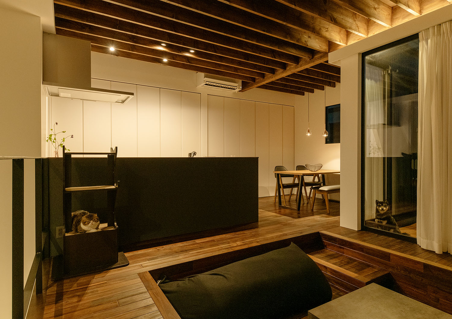 間接照明やダウンライトによって照らされるLDK・デザイン住宅 注文住宅・デザイン住宅建築実例_『CASE687  "□×□×和 （ハコニワ）"』_LDK