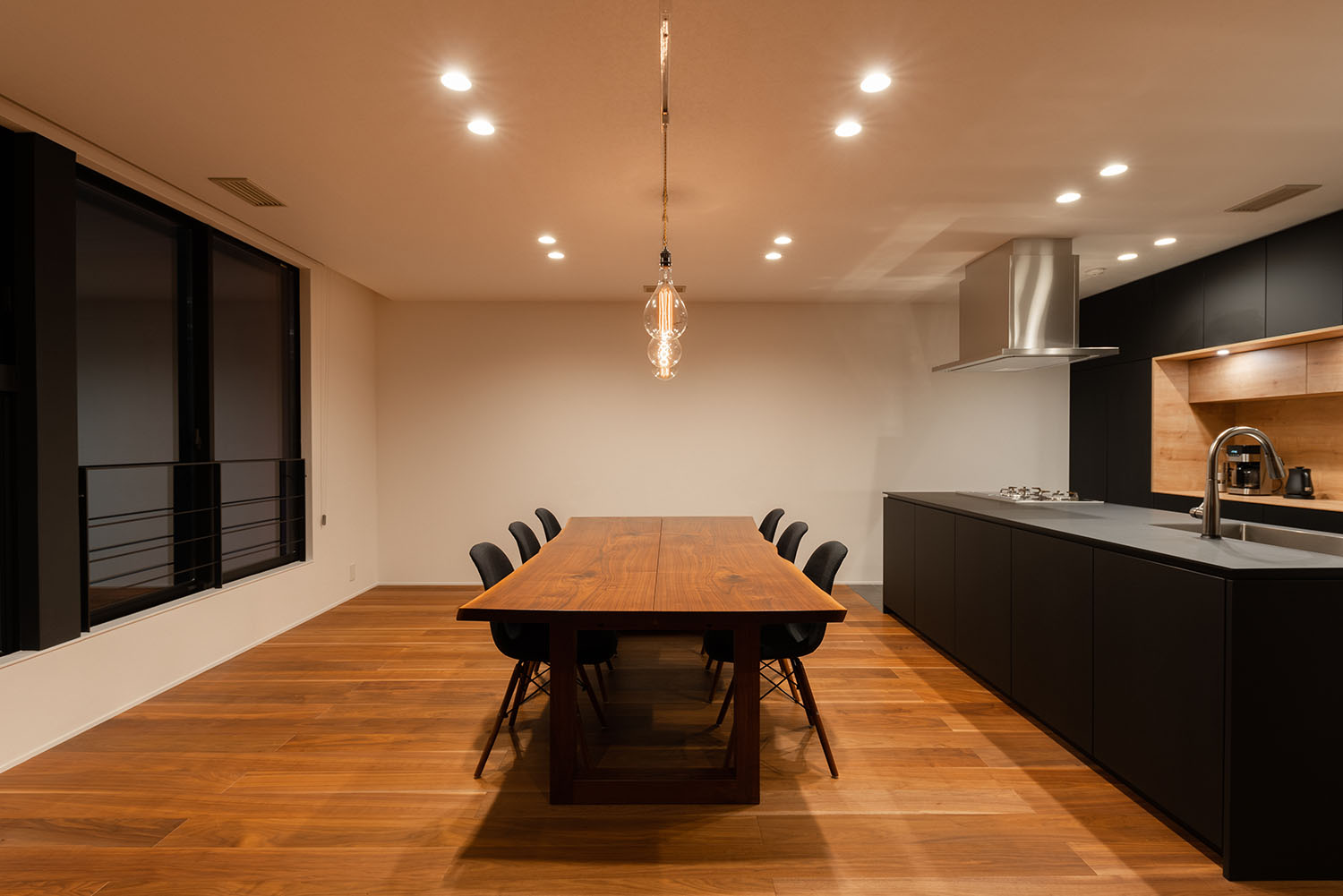 ダウンライトやペンダントライトに照らされるフローリングのLDK・デザイン住宅 注文住宅・デザイン住宅建築実例_『CASE688 Transition』_LDK