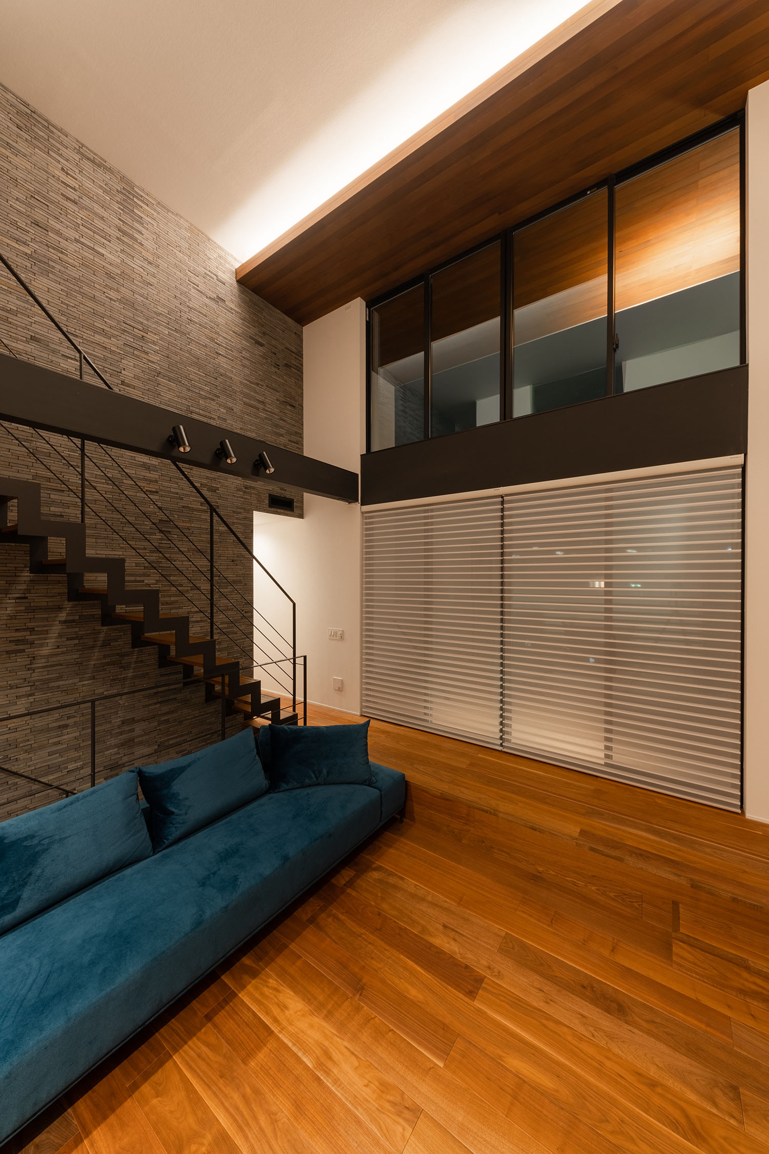 天井に間接照明が仕込まれた吹き抜けのLDK・デザイン住宅 注文住宅・デザイン住宅建築実例_『CASE688 Transition』_LDK