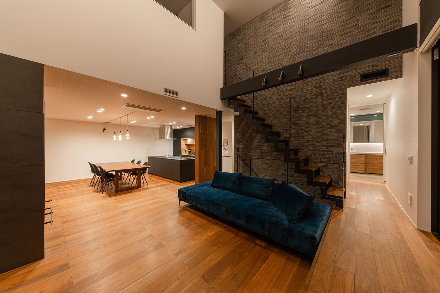 タイルのアクセントウォールがある部分にスケルトン階段があるLDｋ・デザイン住宅 注文住宅・デザイン住宅建築実例_『CASE688 Transition』_LDK