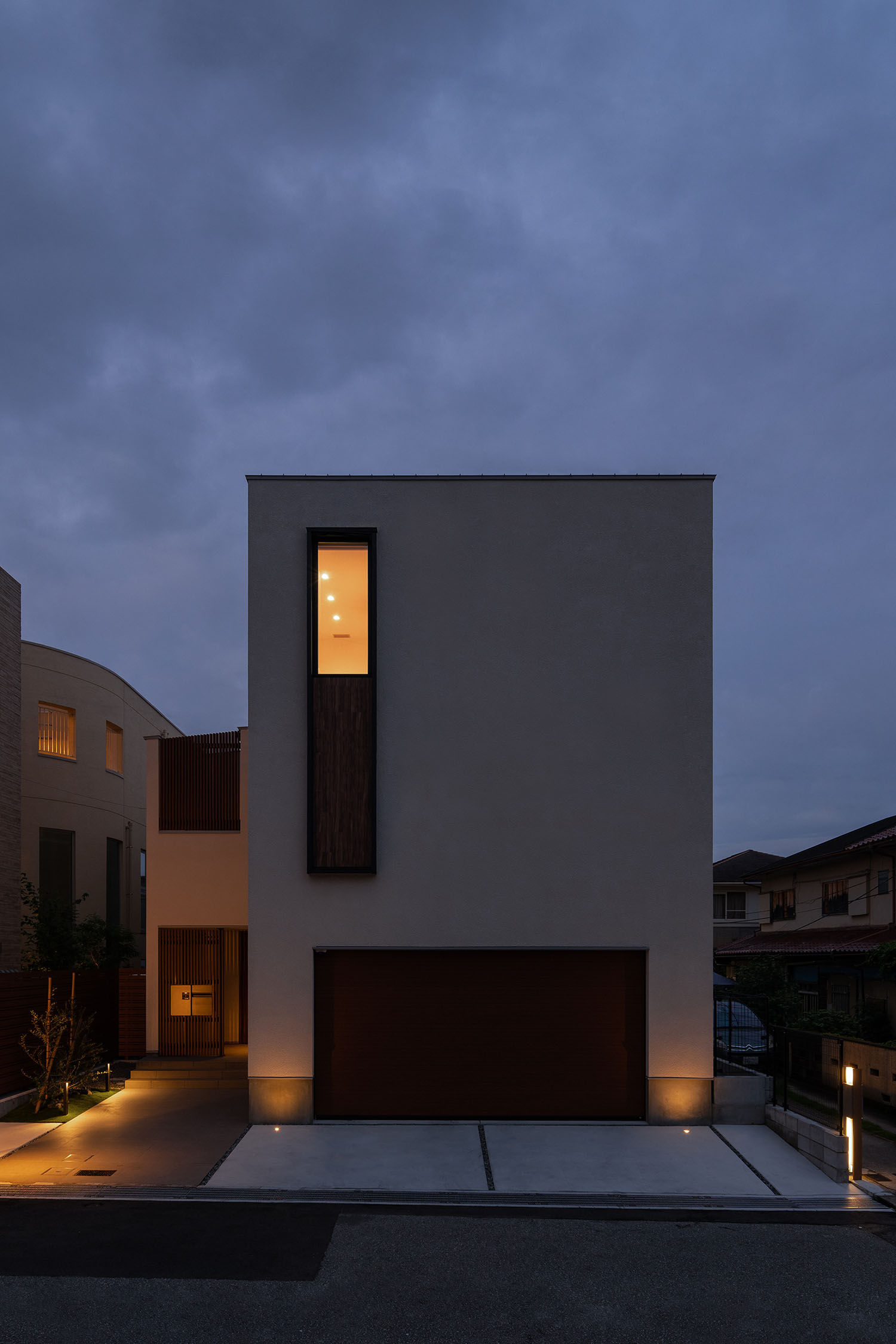 スリット窓から室内の光が漏れる住宅の外観・デザイン住宅 注文住宅・デザイン住宅建築実例_『CASE688 Transition』_外観