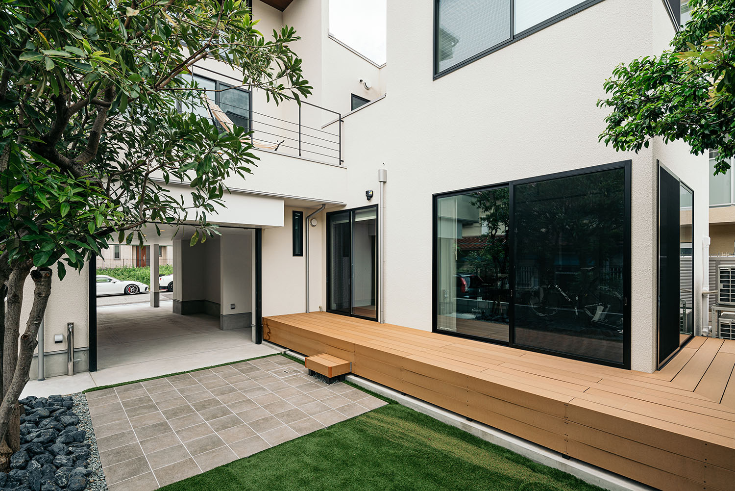 ウッドデッキのテラスが周囲を囲むように設置されている住宅の外観・デザイン住宅 注文住宅・デザイン住宅建築実例_『CASE688 Transition』_外観