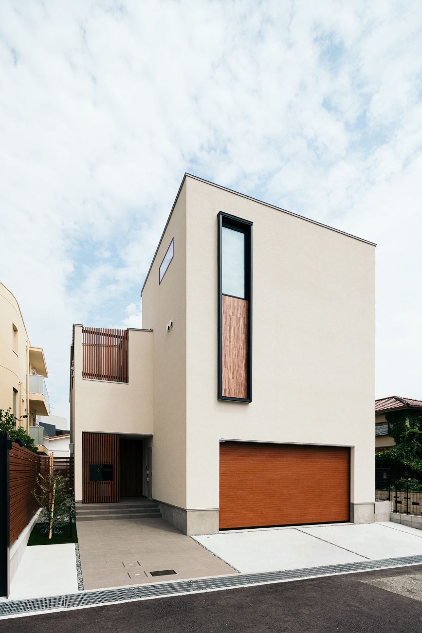 木のガレージシャッターや木のルーバーなどが印象的な住宅・デザイン住宅 注文住宅・デザイン住宅建築実例_『CASE688 Transition』_外観