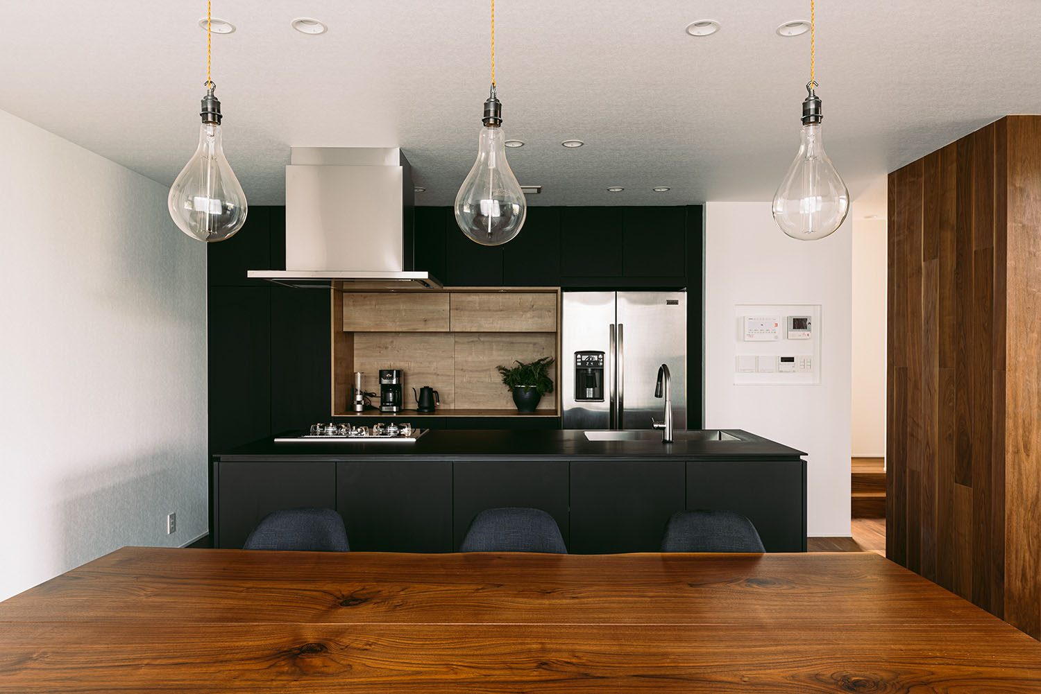 壁と色が統一された黒のアイランドキッチン・デザイン住宅 注文住宅・デザイン住宅建築実例_『CASE688 Transition』_キッチン