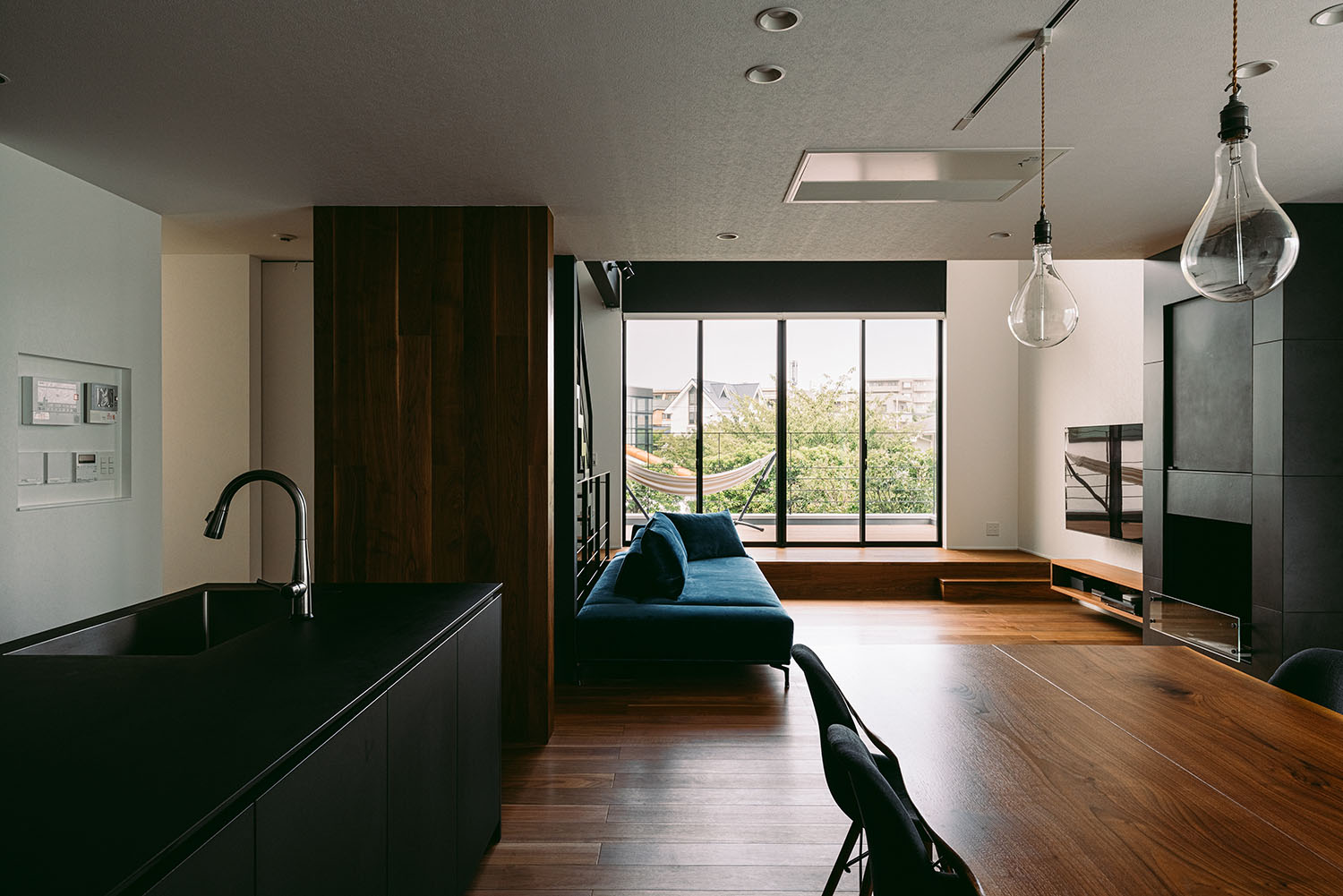 大きな窓からテラスが見えるLDK・デザイン住宅 注文住宅・デザイン住宅建築実例_『CASE688 Transition』_LDK