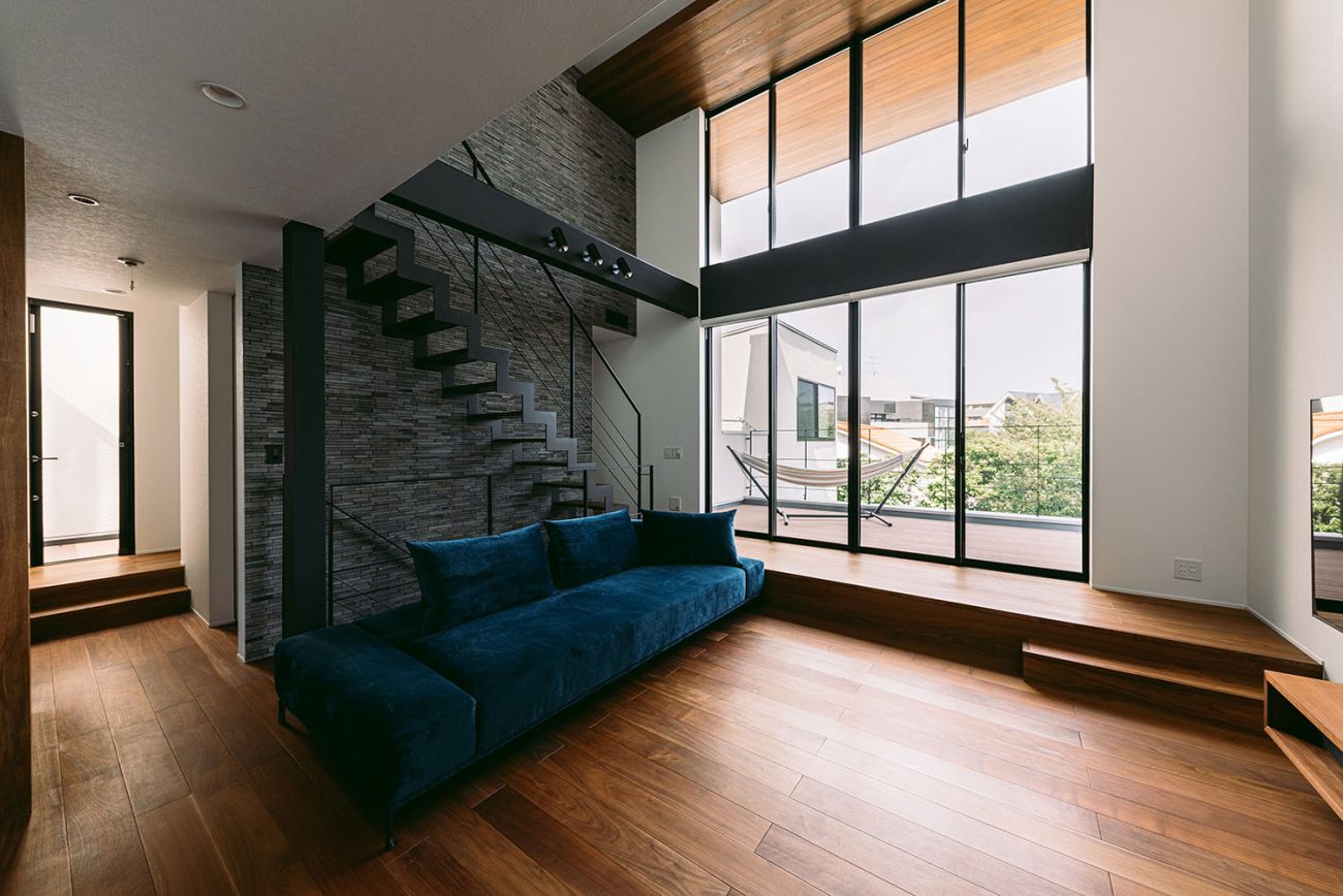 ウッドデッキにつながる吹き抜けリビング