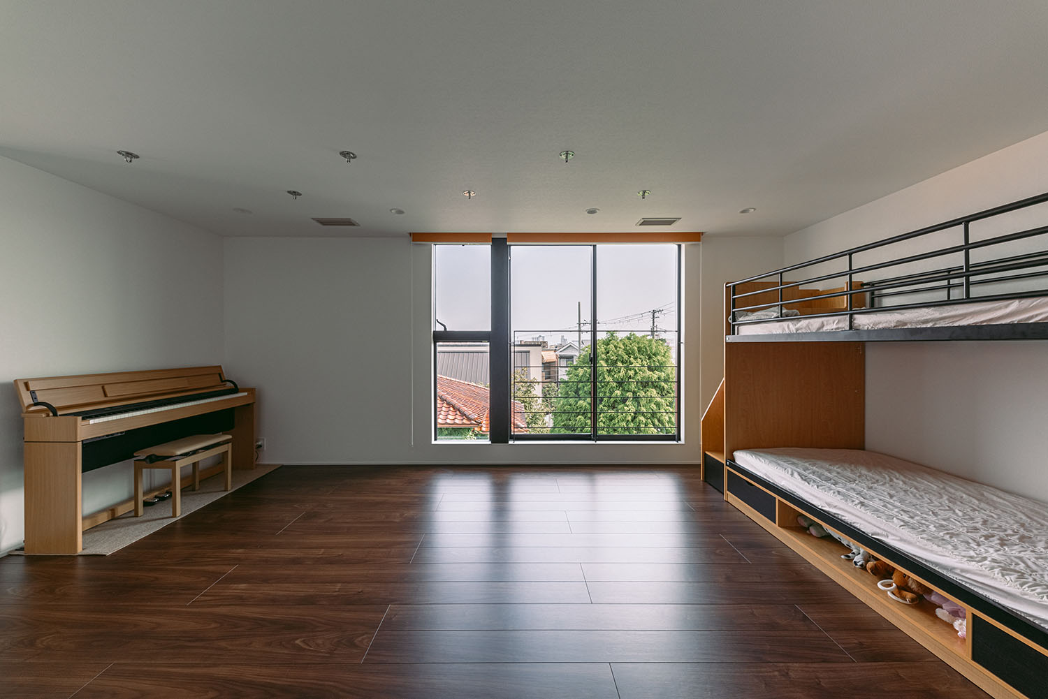 二段ベッドやピアノが置かれた子供部屋・デザイン住宅 注文住宅・デザイン住宅建築実例_『CASE688 Transition』_子供部屋