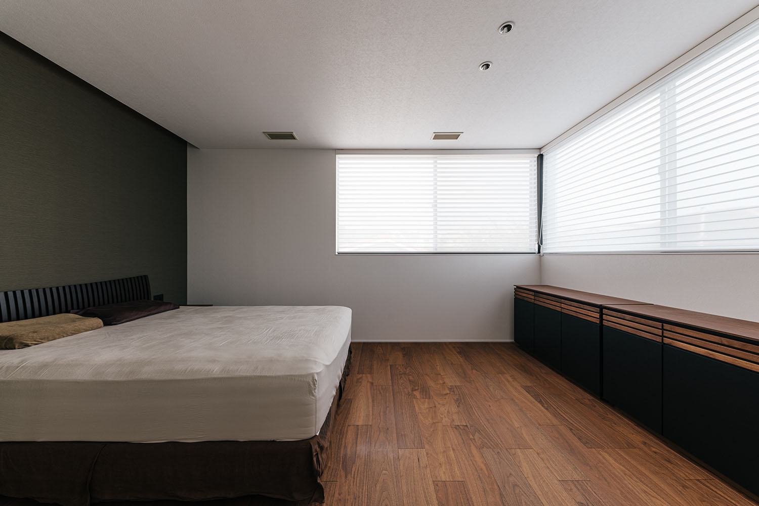 コーナー窓にブラインドが取り付けられた寝室・デザイン住宅 注文住宅・デザイン住宅建築実例_『CASE688 Transition』_寝室