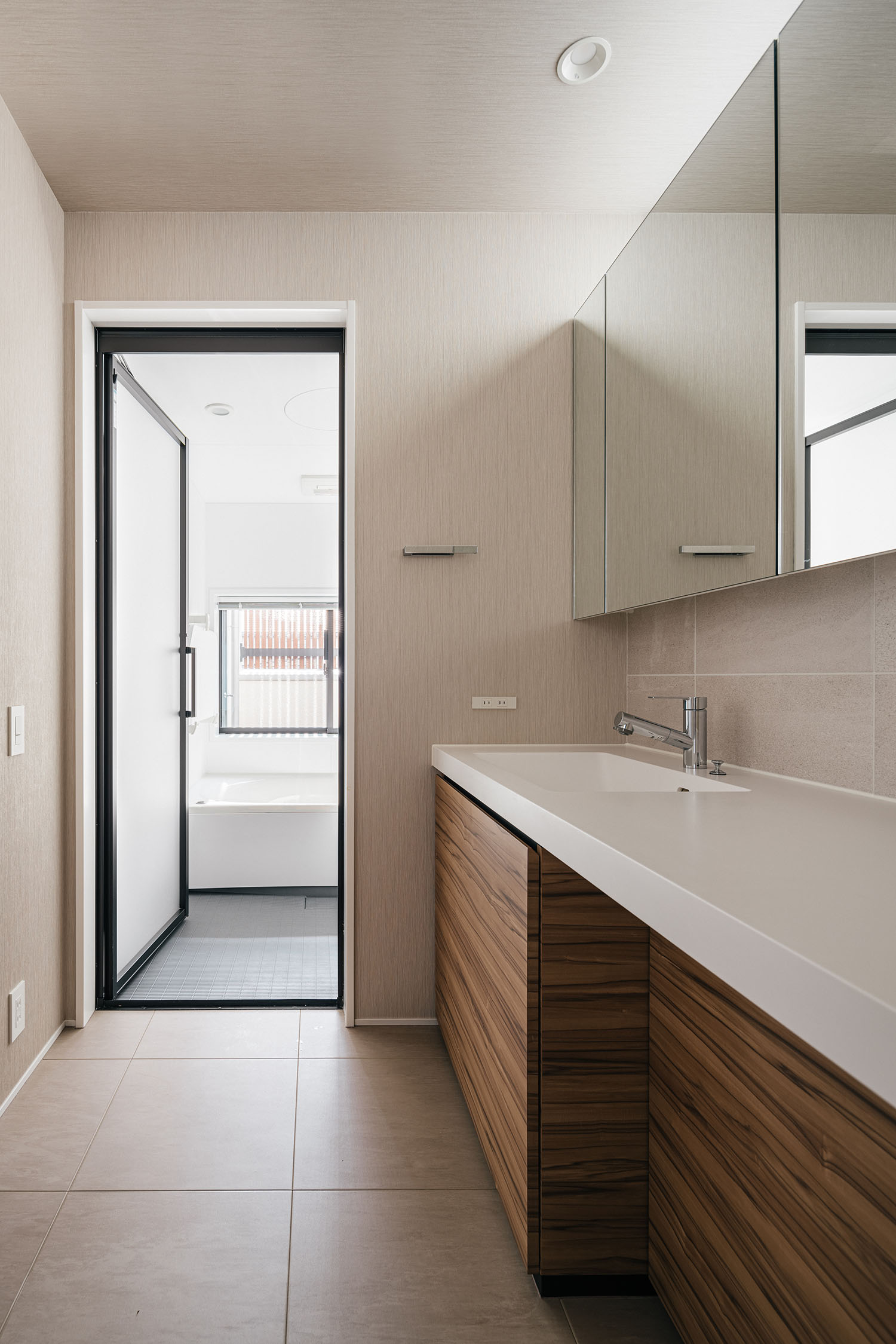 洗面所から浴室へと繋がっている様子・デザイン住宅 注文住宅・デザイン住宅建築実例_『CASE688 Transition』_浴室・洗面所