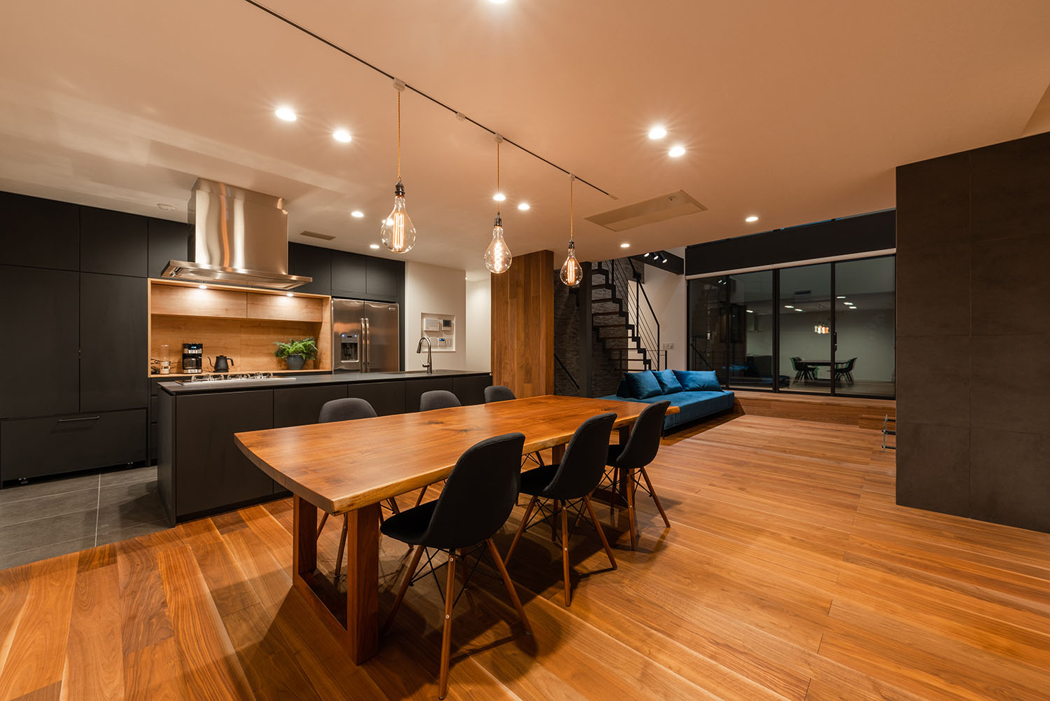 ダウンライトやペンダントライトに照らされるフローリングのLDK・デザイン住宅 注文住宅・デザイン住宅建築実例_『CASE688 Transition』_LDK