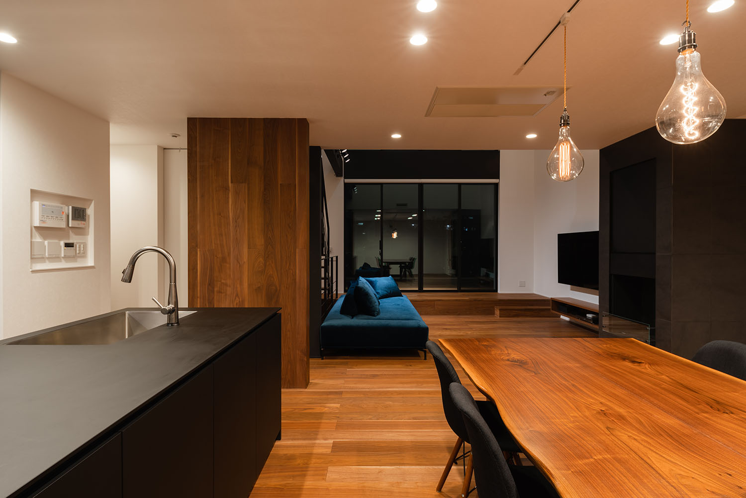 ダウンライトやペンダントライトに照らされるフローリングのLDK・デザイン住宅 注文住宅・デザイン住宅建築実例_『CASE688 Transition』_LDK