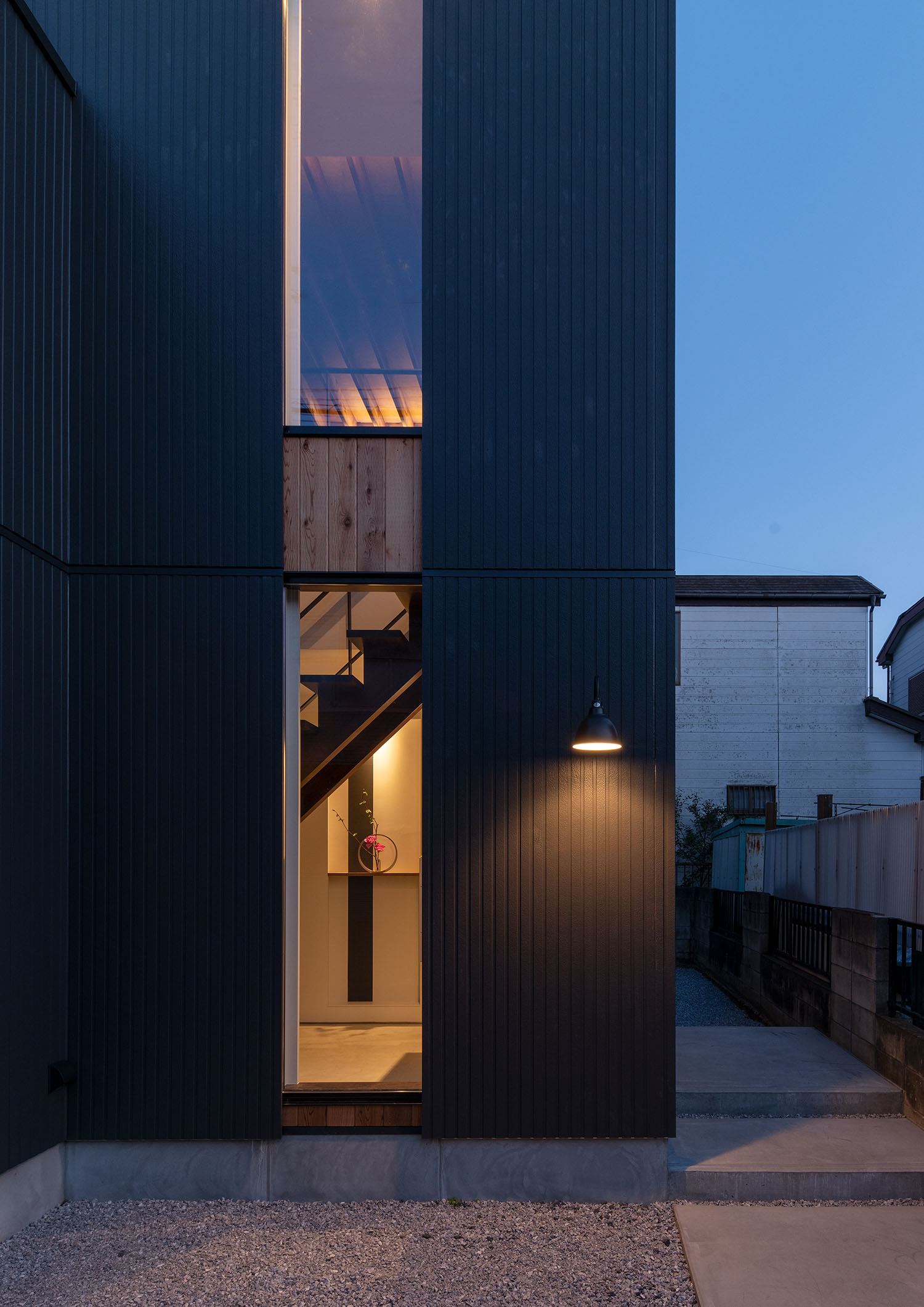 スリット窓から階段や室内の様子が見える黒い外壁の住宅・デザイン住宅 注文住宅・デザイン住宅建築実例_『CASE687  "□×□×和 （ハコニワ）"』_外観