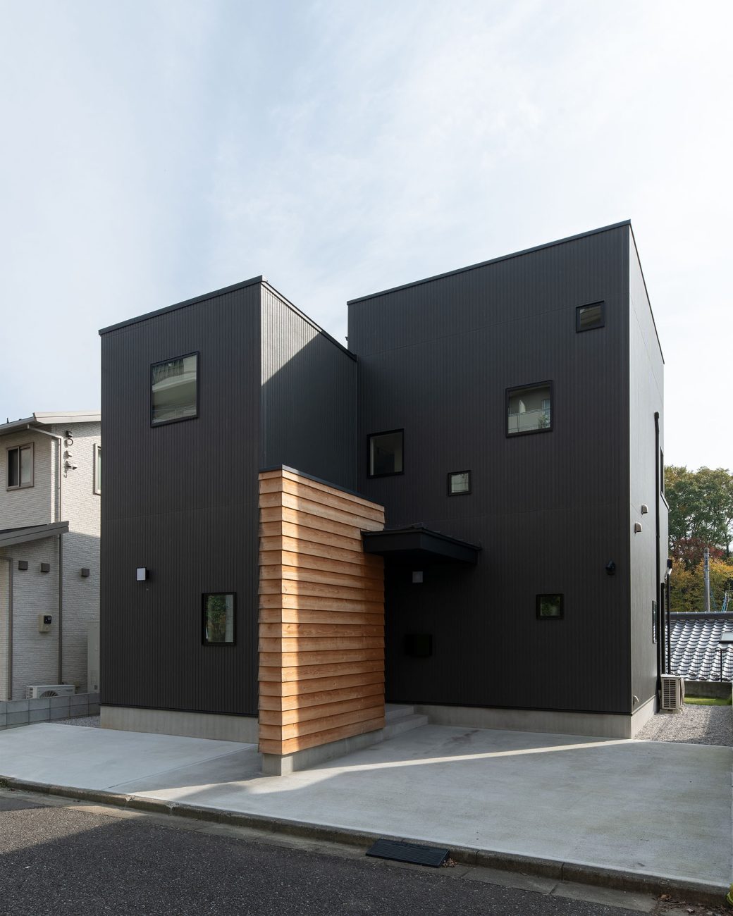黒を基調とした外観に木材を使用した壁が建てられている住宅・デザイン住宅 注文住宅・デザイン住宅建築実例_『CASE689 猫と寄り添う家』_外観