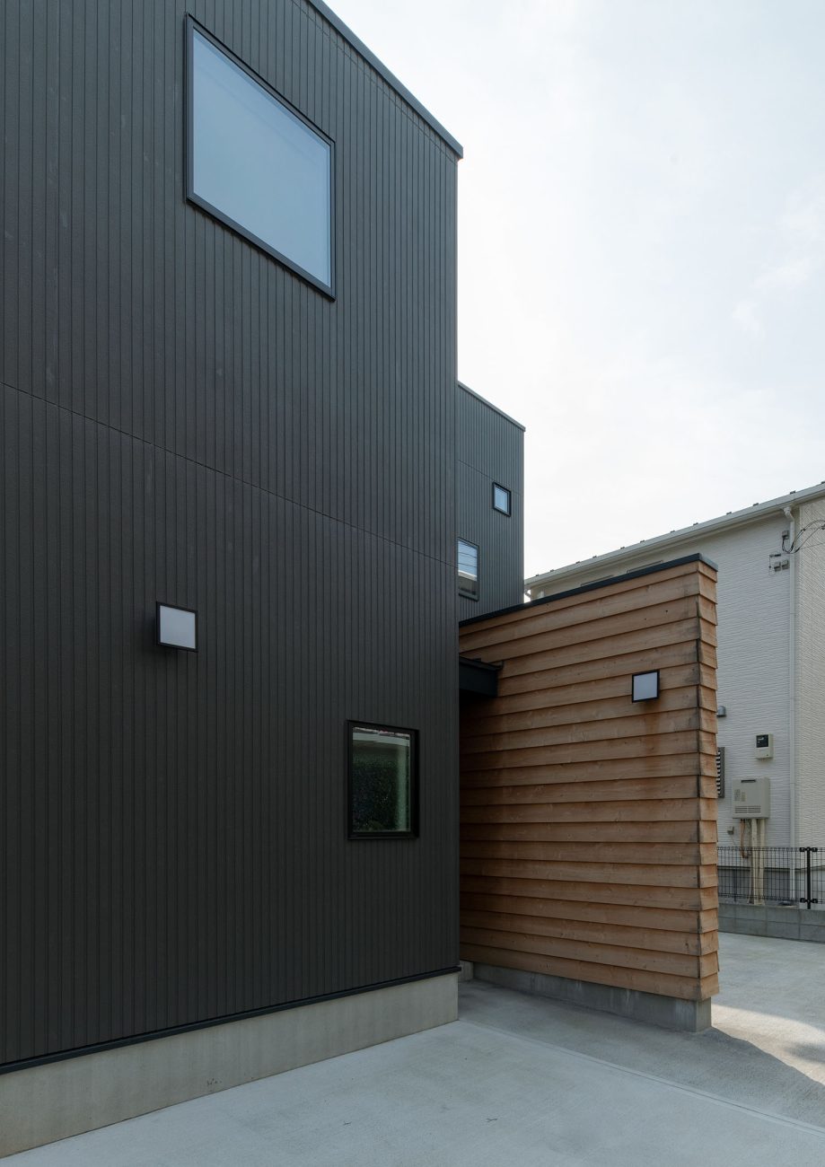 黒を基調とした外観に木材を使用した壁が建てられている住宅・デザイン住宅 注文住宅・デザイン住宅建築実例_『CASE689 猫と寄り添う家』_外観