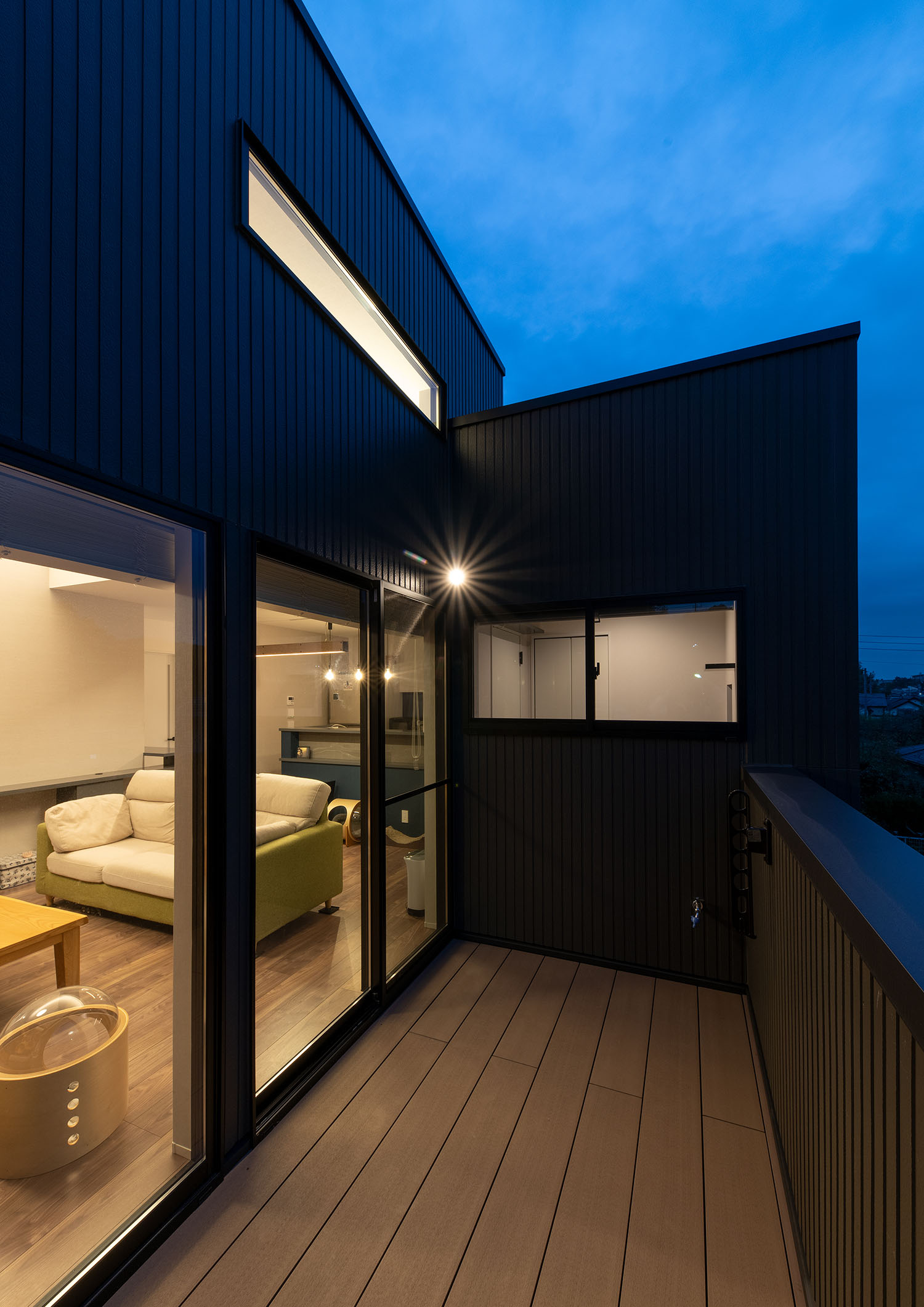 LDKの様子が見えるウッドデッキのバルコニー・デザイン住宅 注文住宅・デザイン住宅建築実例_『CASE689 猫と寄り添う家』_外観