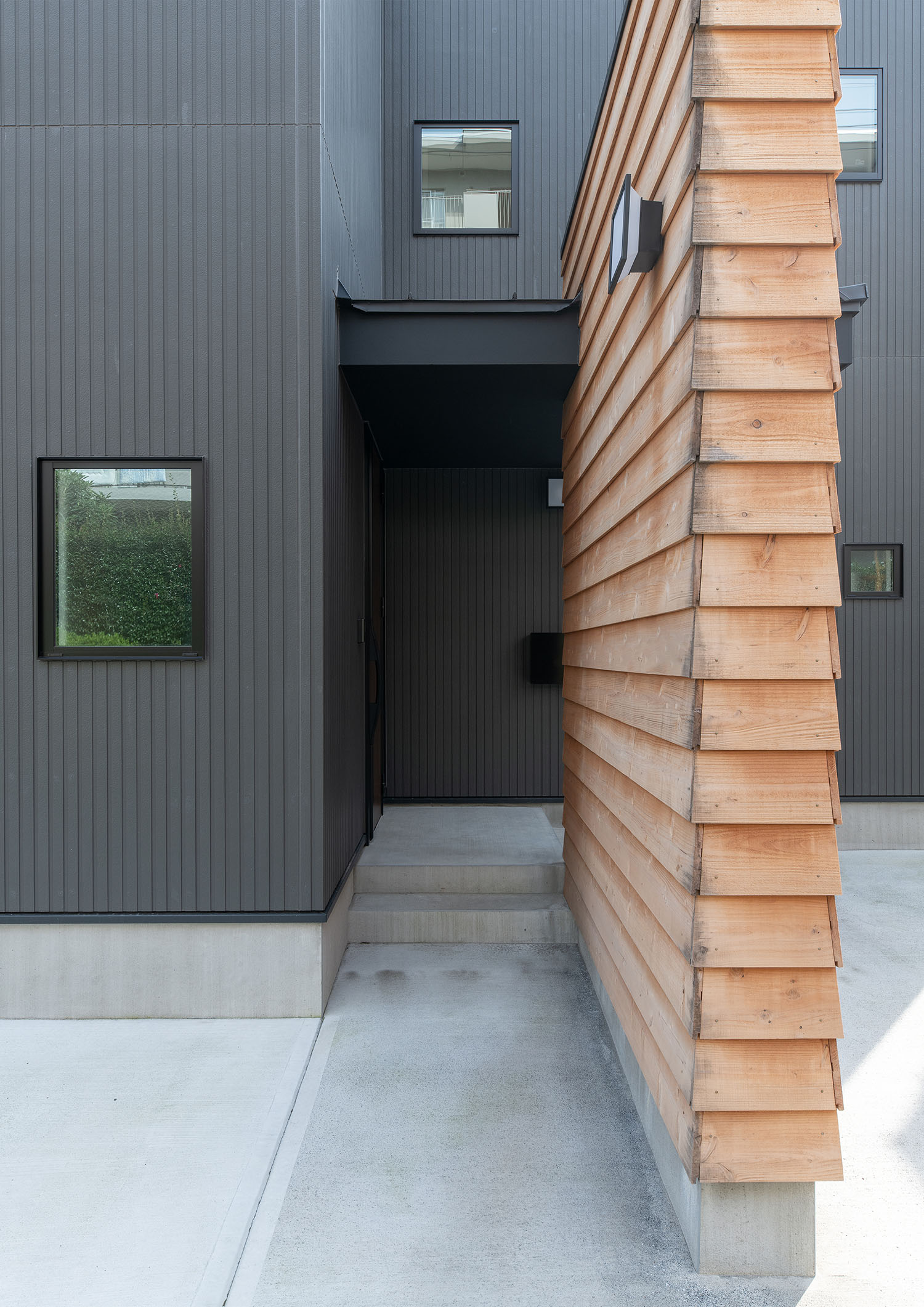 黒を基調とした外観に木材を使用した壁が建てられている住宅・デザイン住宅 注文住宅・デザイン住宅建築実例_『CASE689 猫と寄り添う家』_外観