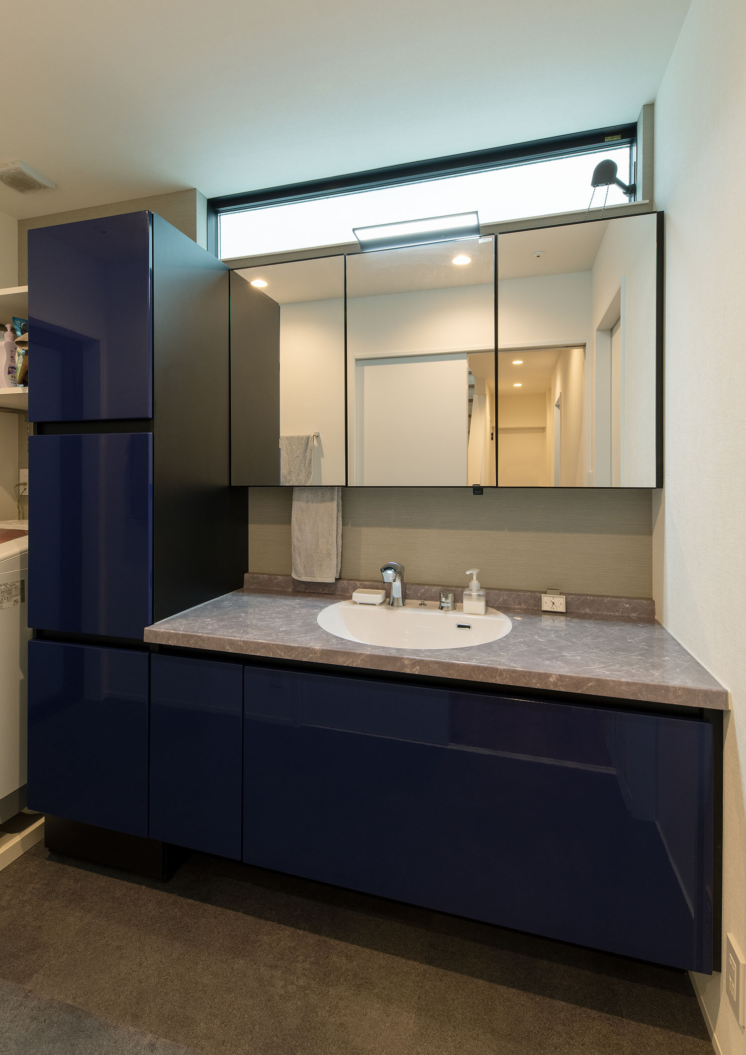 青を基調としたスリット窓のある洗面所・デザイン住宅 注文住宅・デザイン住宅建築実例_『CASE689 猫と寄り添う家』_浴室・洗面所