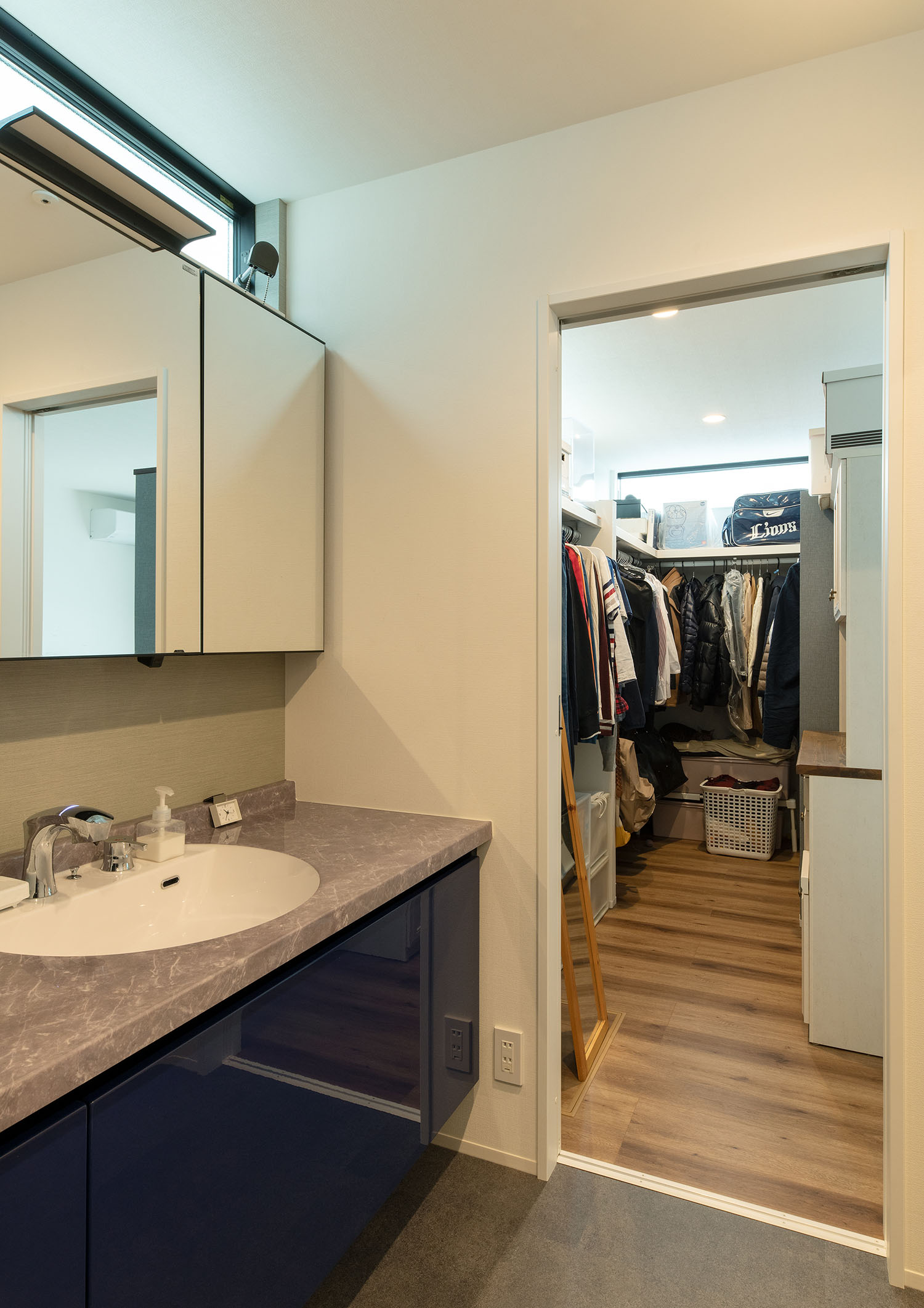 洗面所とウォークインクローゼットが繋がっている様子・デザイン住宅 注文住宅・デザイン住宅建築実例_『CASE689 猫と寄り添う家』_浴室・洗面所