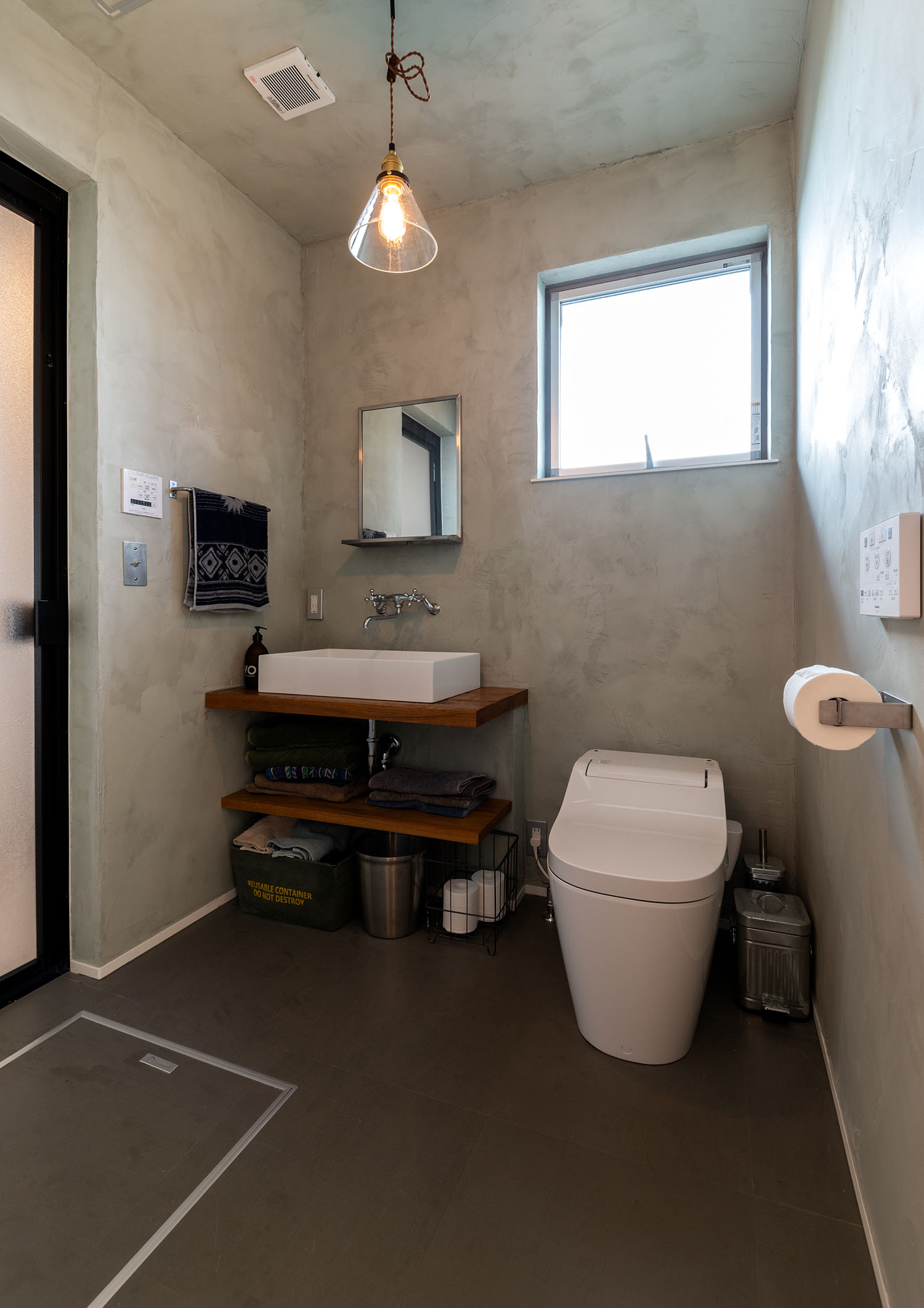 漆喰壁で手洗いカウンターのあるトイレ・デザイン住宅 注文住宅・デザイン住宅建築実例_『CASE690 質感にこだわった完成を楽しむ家』_浴室・洗面所