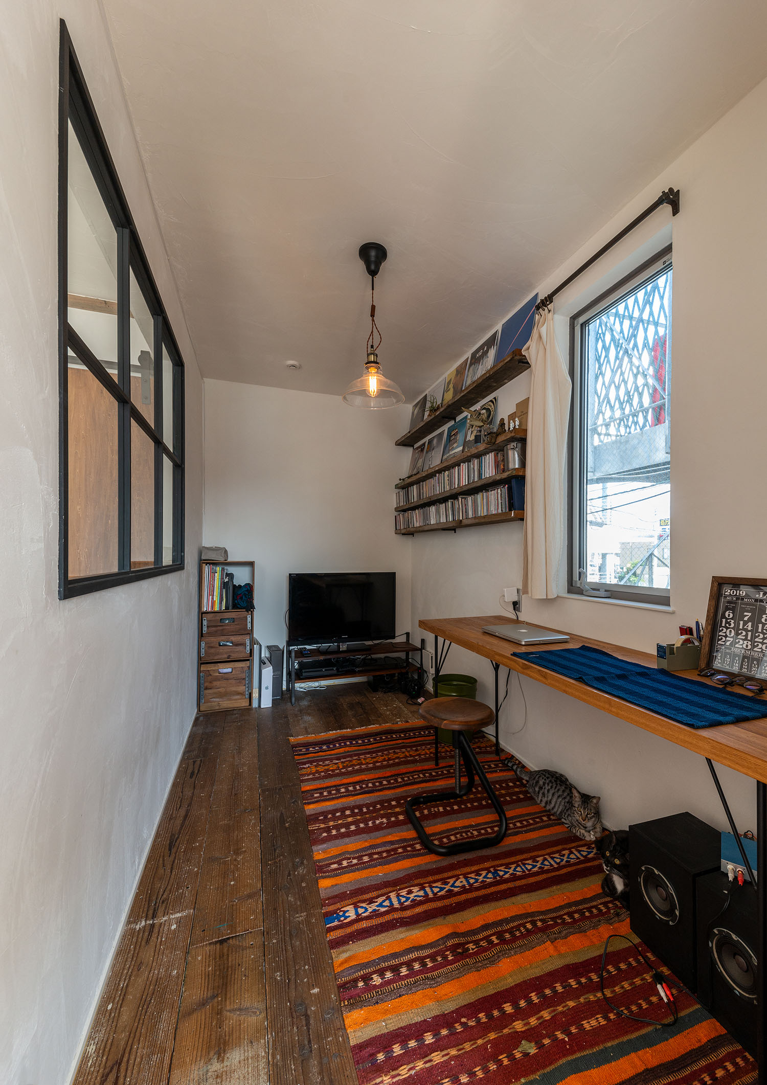 壁付けのデスクがあるカラフルなカーペットが敷かれた書斎・デザイン住宅 注文住宅・デザイン住宅建築実例_『CASE690 質感にこだわった完成を楽しむ家』_書斎