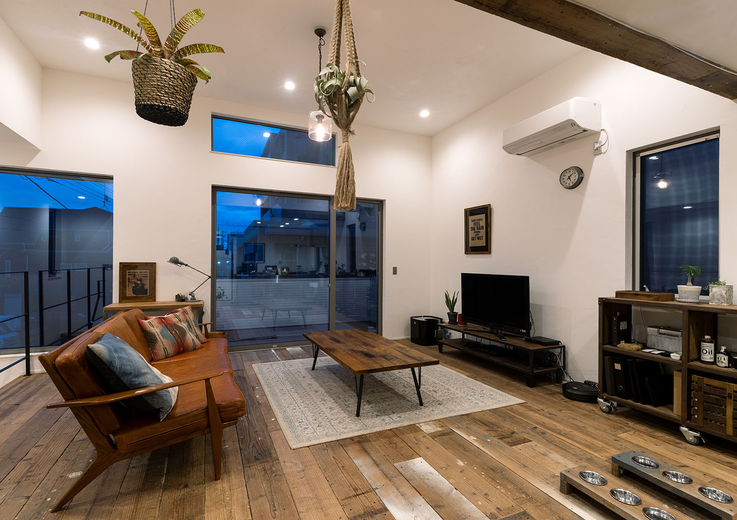 ペンダントライトの他に、天井から観葉植物がつるされたLDK・デザイン住宅 注文住宅・デザイン住宅建築実例_『CASE690 質感にこだわった完成を楽しむ家』_LDK