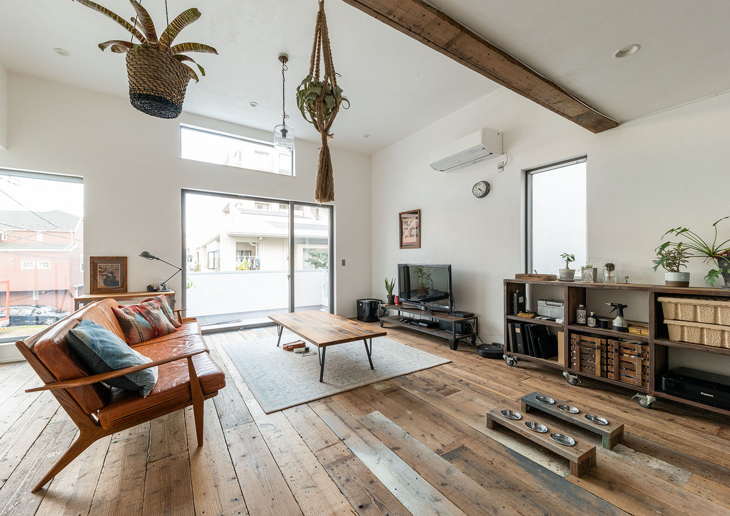 杉の足場板を床に使ったLDK・デザイン住宅 注文住宅・デザイン住宅建築実例_『CASE690 質感にこだわった完成を楽しむ家』_LDK