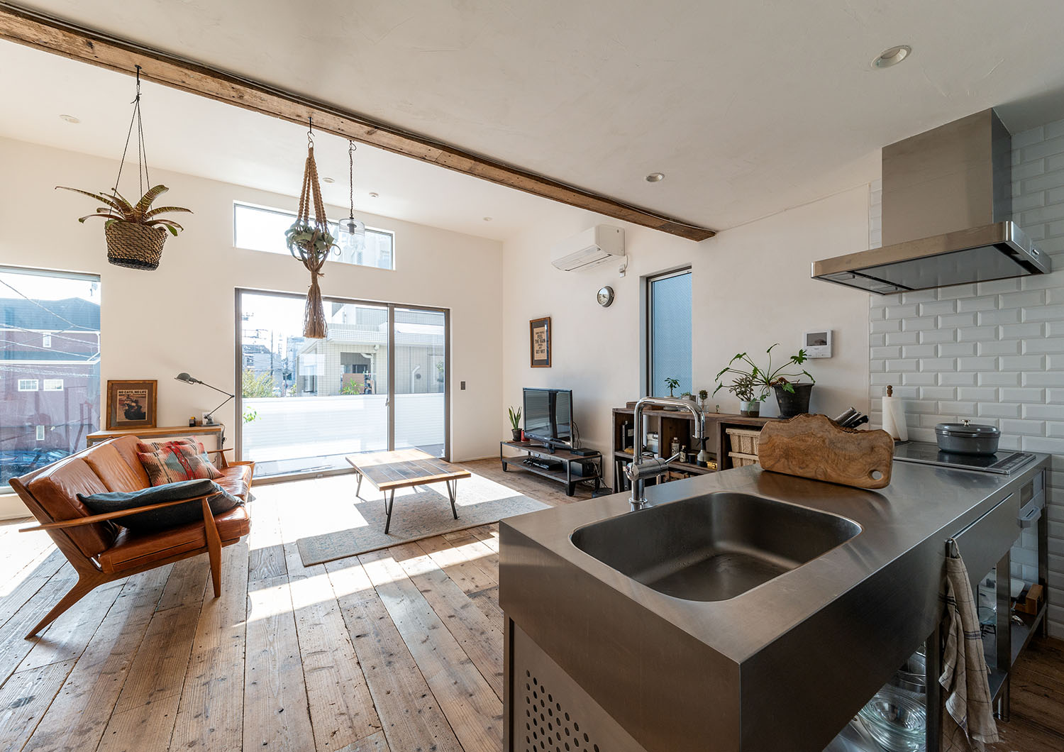 ステンレスのペニンシュラキッチンからLDKの様子が見える・デザイン住宅 注文住宅・デザイン住宅建築実例_『CASE690 質感にこだわった完成を楽しむ家』_LDK