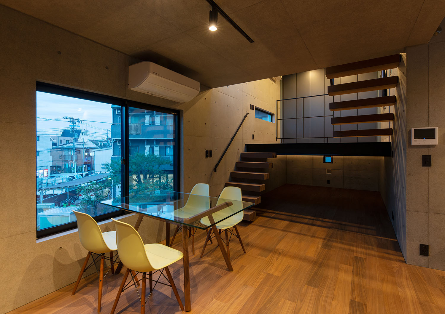 天井のダクトレールにあるスポットライトがLDKを照らす・デザイン住宅 注文住宅・デザイン住宅建築実例_『CASE691 MateriaBox』_LDK