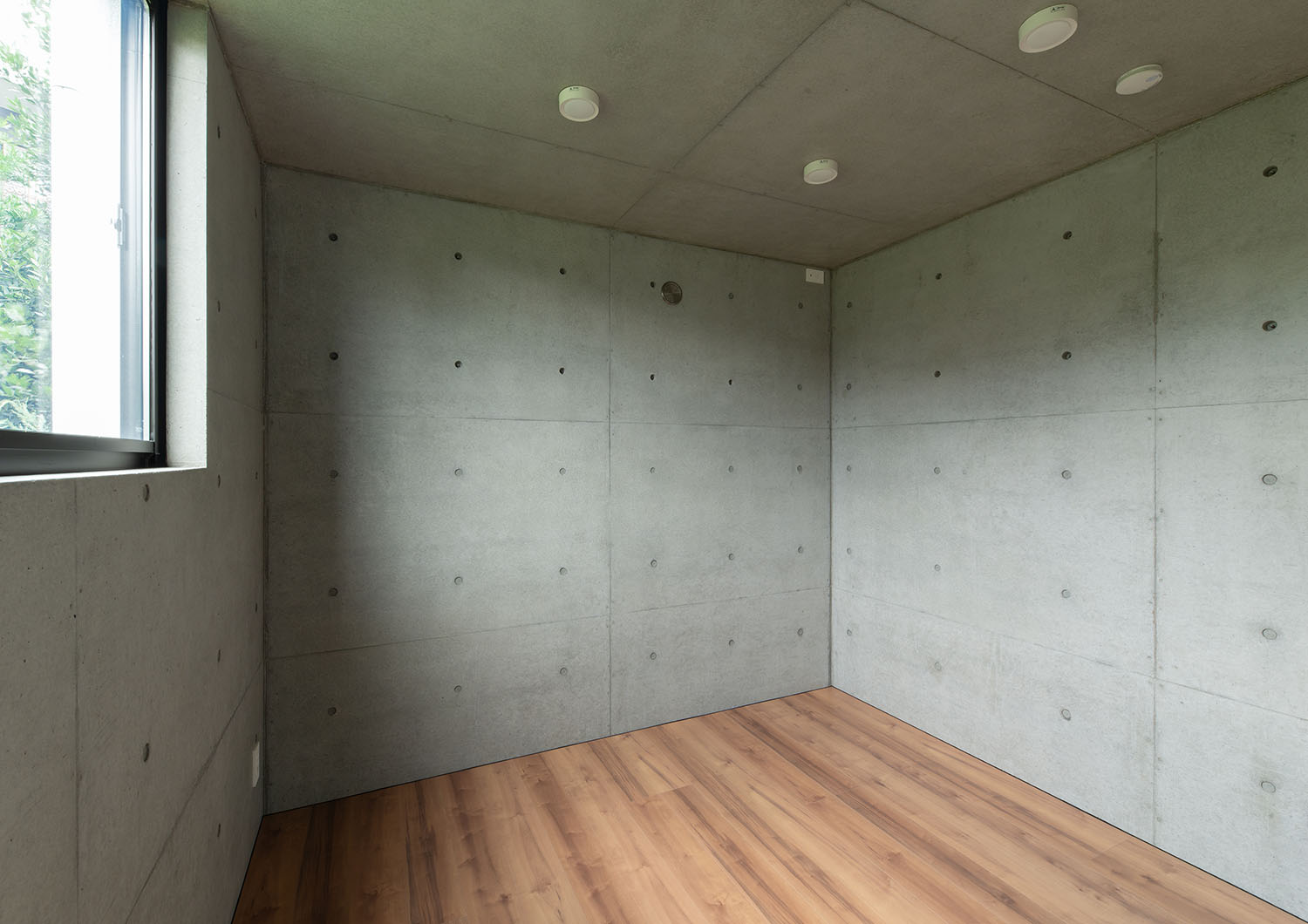 コンクリートの壁に囲まれたフローリングの部屋・デザイン住宅 注文住宅・デザイン住宅建築実例_『CASE691 MateriaBox』_寝室