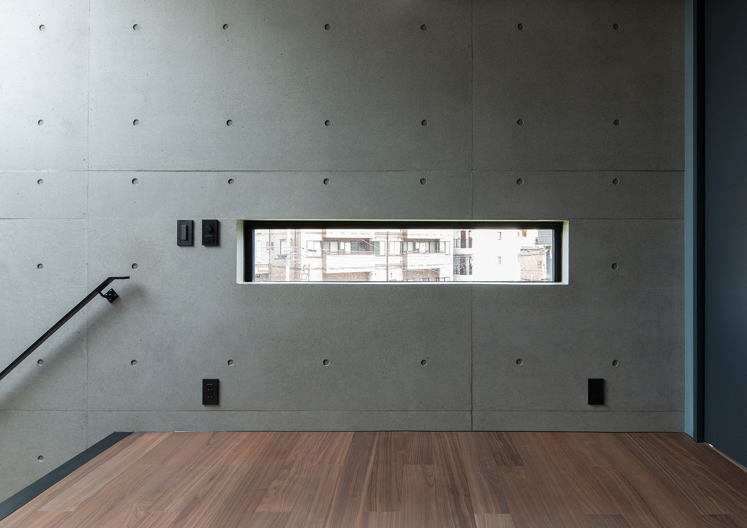 コンクリートの壁にスリット窓が設けられたフローリングの部屋・デザイン住宅 注文住宅・デザイン住宅建築実例_『CASE691 MateriaBox』_寝室