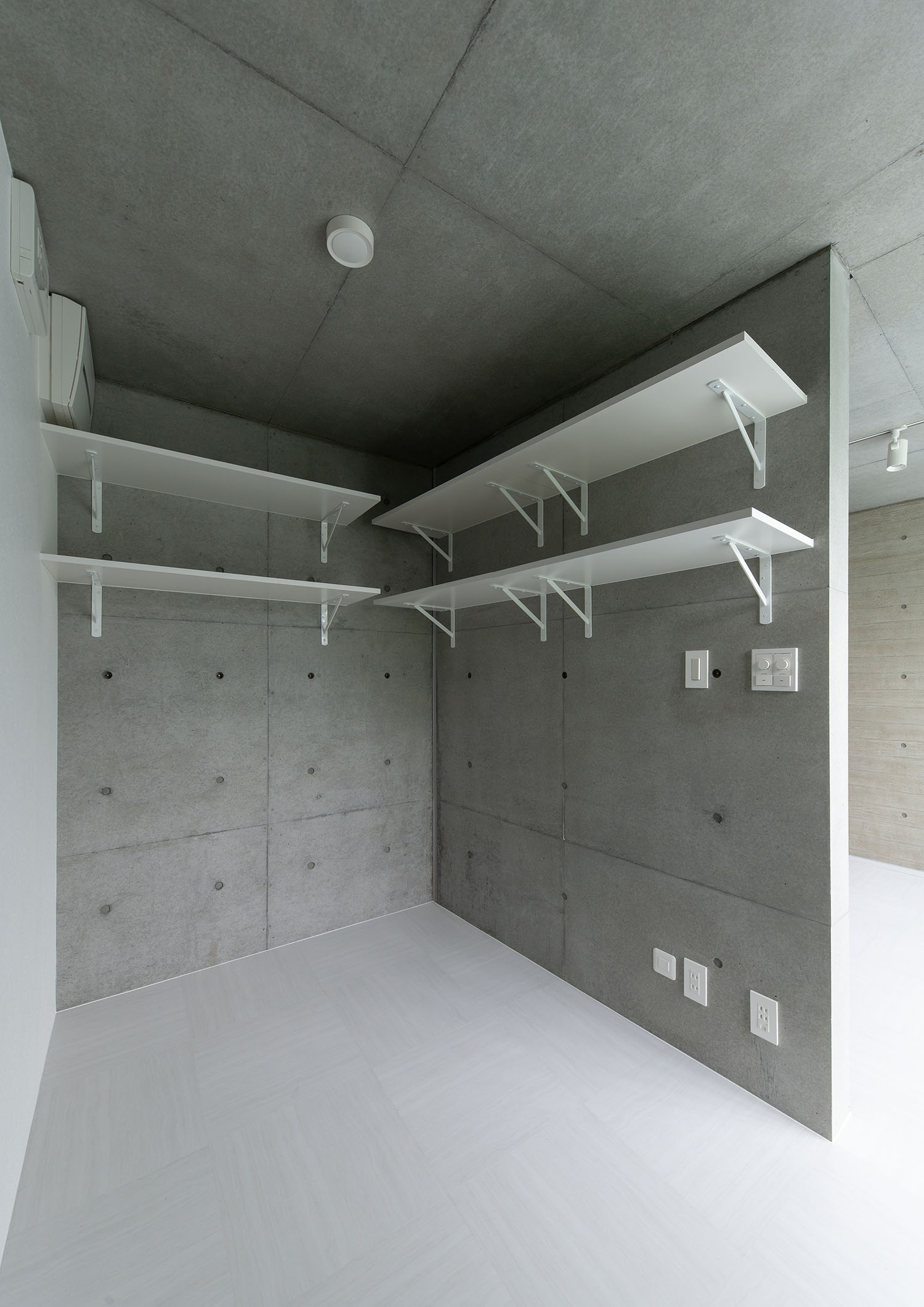 壁付けの白い棚が付けられたコンクリート壁の部屋・デザイン住宅 注文住宅・デザイン住宅建築実例_『CASE691 MateriaBox』_寝室