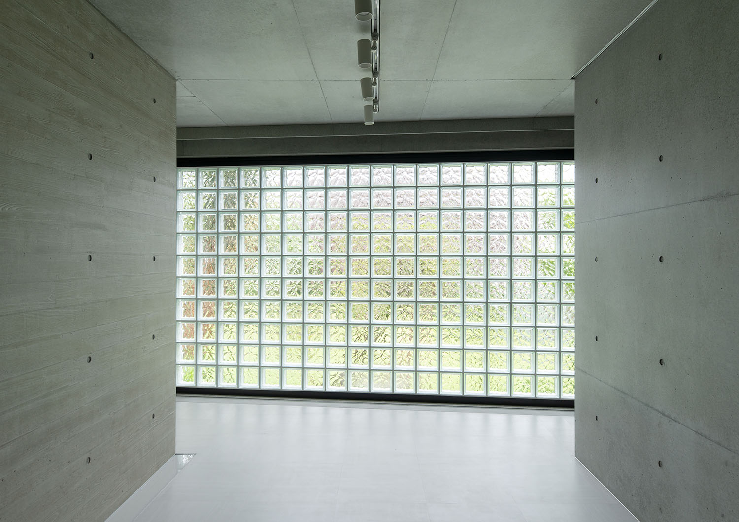 コンクリート壁の空間にあるガラスブロック・デザイン住宅 注文住宅・デザイン住宅建築実例_『CASE691 MateriaBox』_廊下