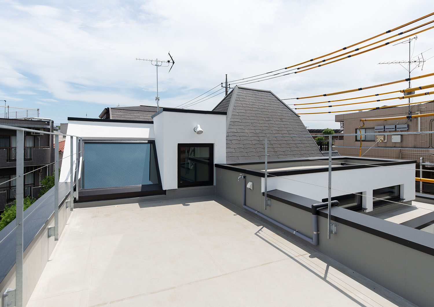 住宅街にあるルーフバルコニー・デザイン住宅 注文住宅・デザイン住宅建築実例_『CASE691 MateriaBox』_テラス・バルコニー