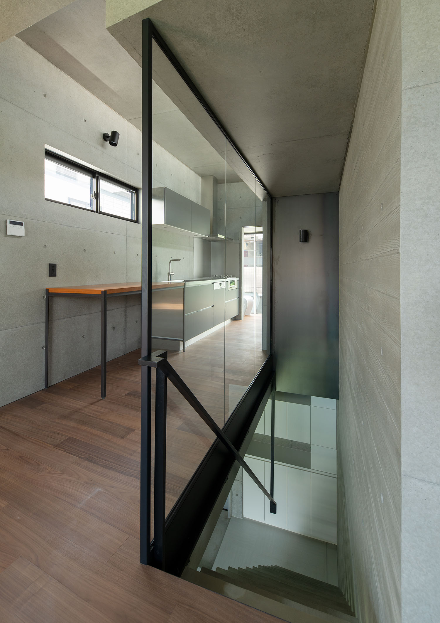 階段脇にガラスの壁が設けられた部屋・デザイン住宅 注文住宅・デザイン住宅建築実例_『CASE691 MateriaBox』_階段