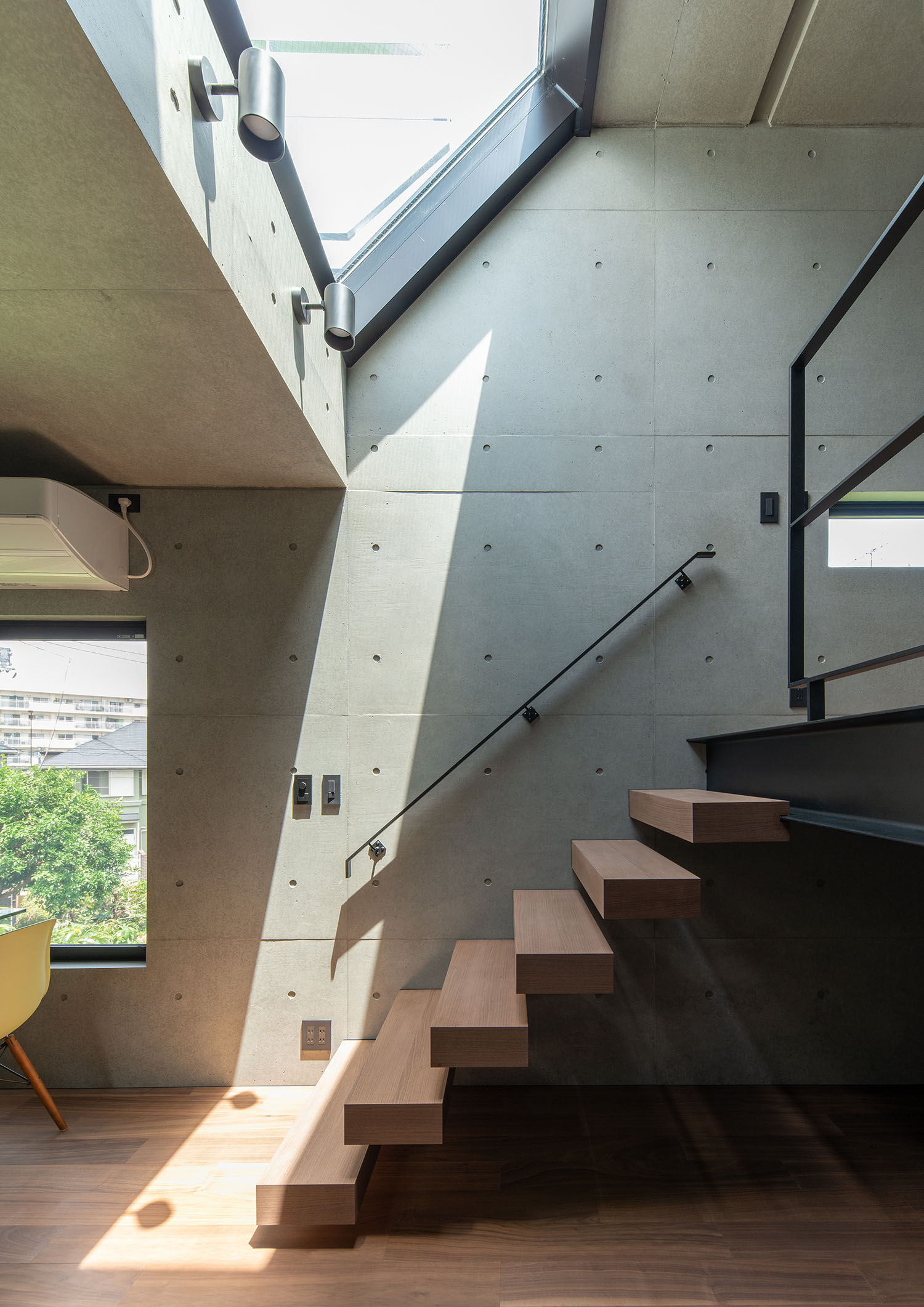 木のスケルトン階段の上に天窓が設けられている・デザイン住宅 注文住宅・デザイン住宅建築実例_『CASE691 MateriaBox』_階段