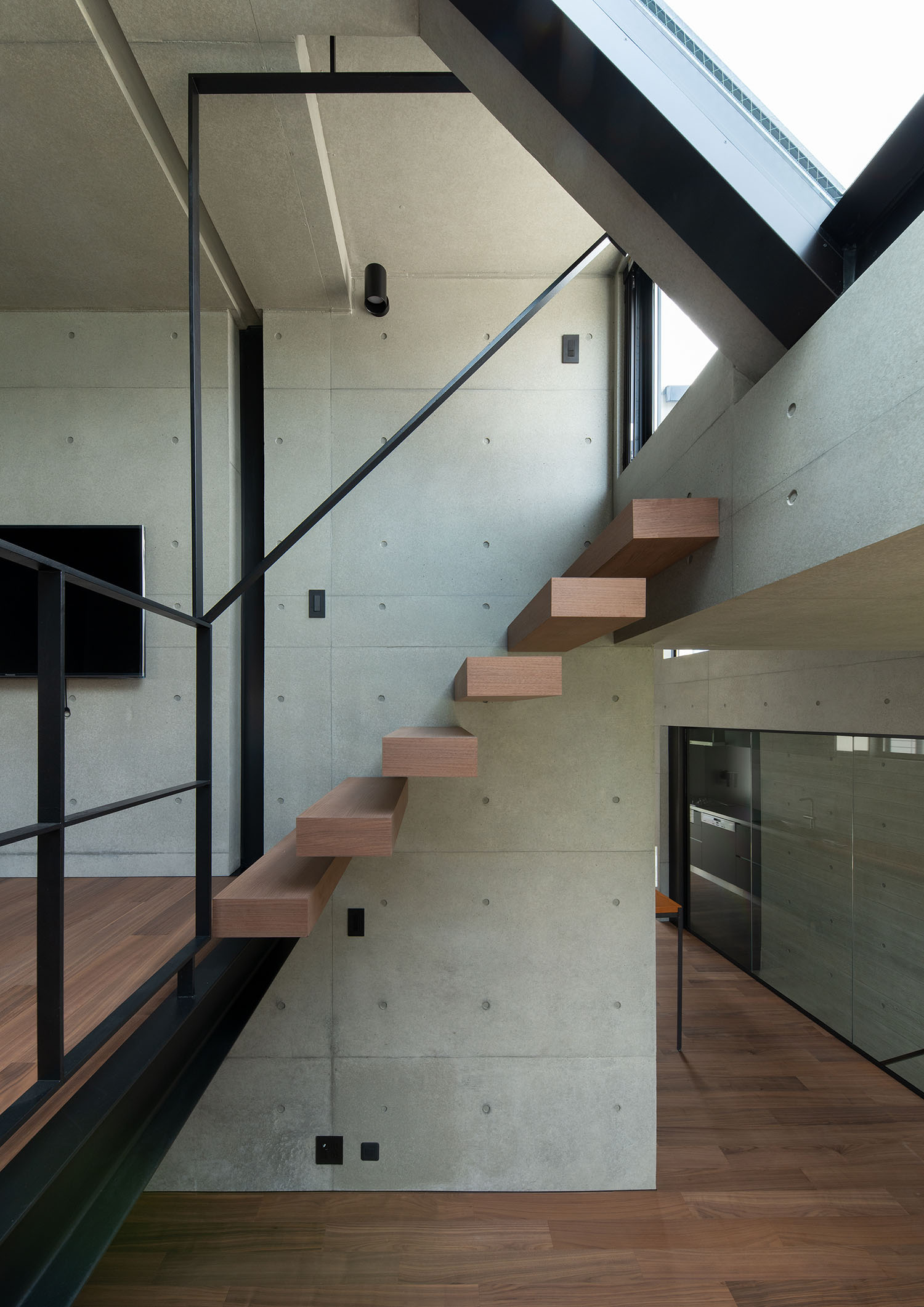 スキップフロアをつなぐ木のスケルトン階段・デザイン住宅 注文住宅・デザイン住宅建築実例_『CASE691 MateriaBox』_階段