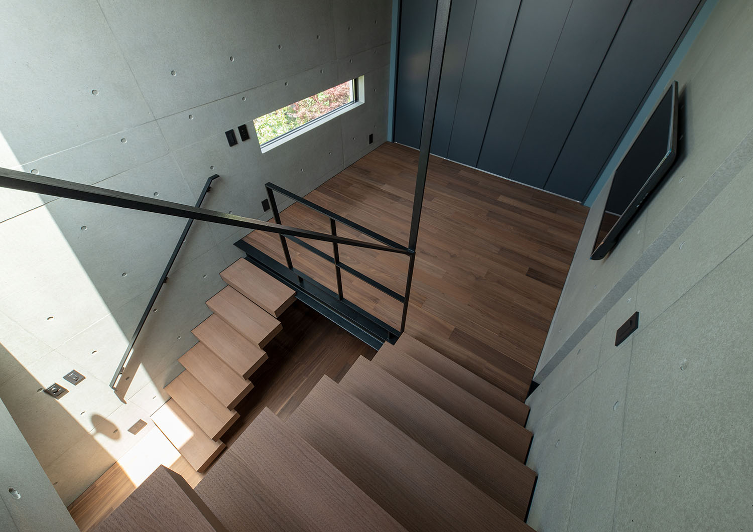 フローリングのスキップフロアを上から見た様子・デザイン住宅 注文住宅・デザイン住宅建築実例_『CASE691 MateriaBox』_階段