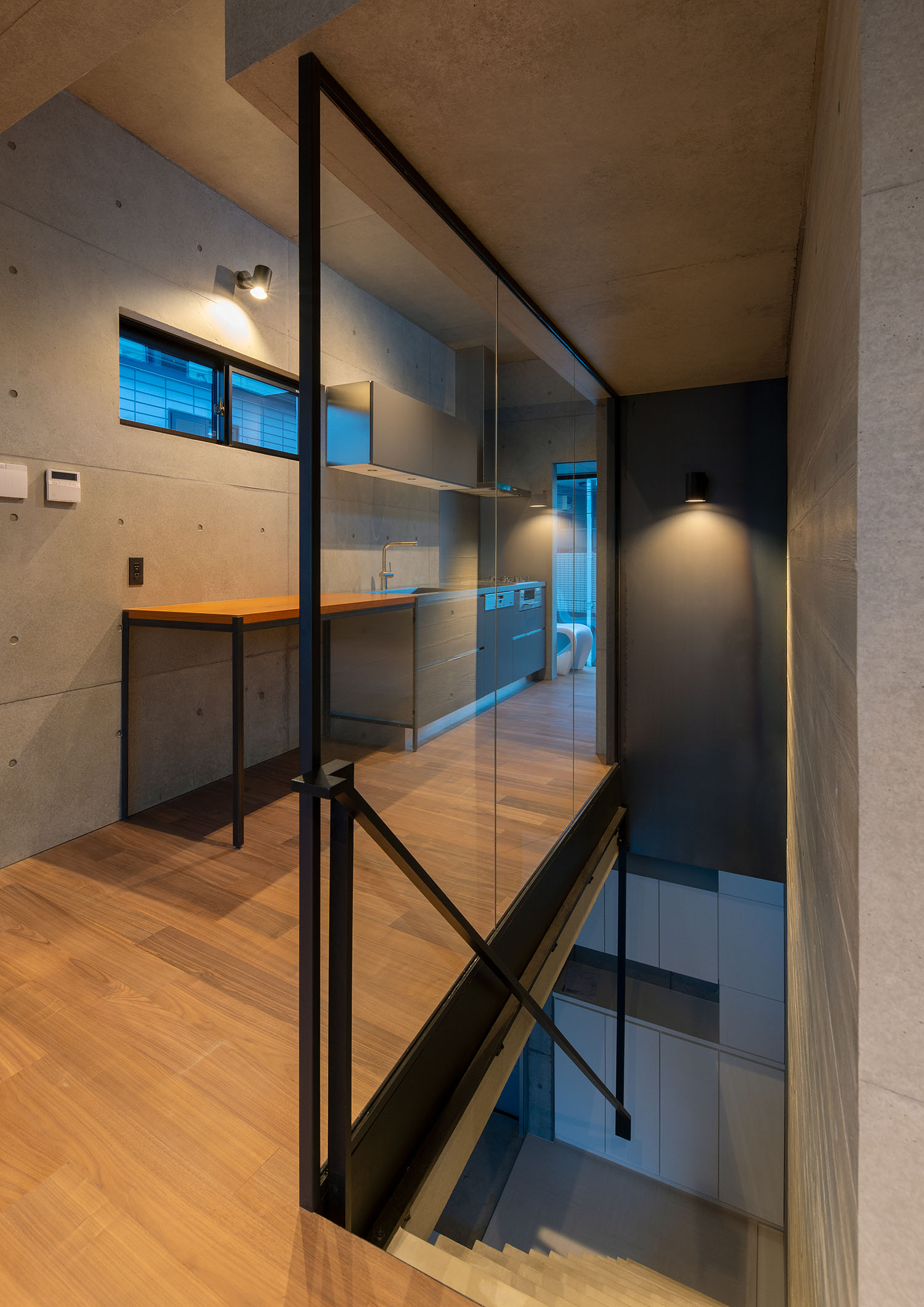 スポットライトによって階段が照らされている様子・デザイン住宅 注文住宅・デザイン住宅建築実例_『CASE691 MateriaBox』_階段