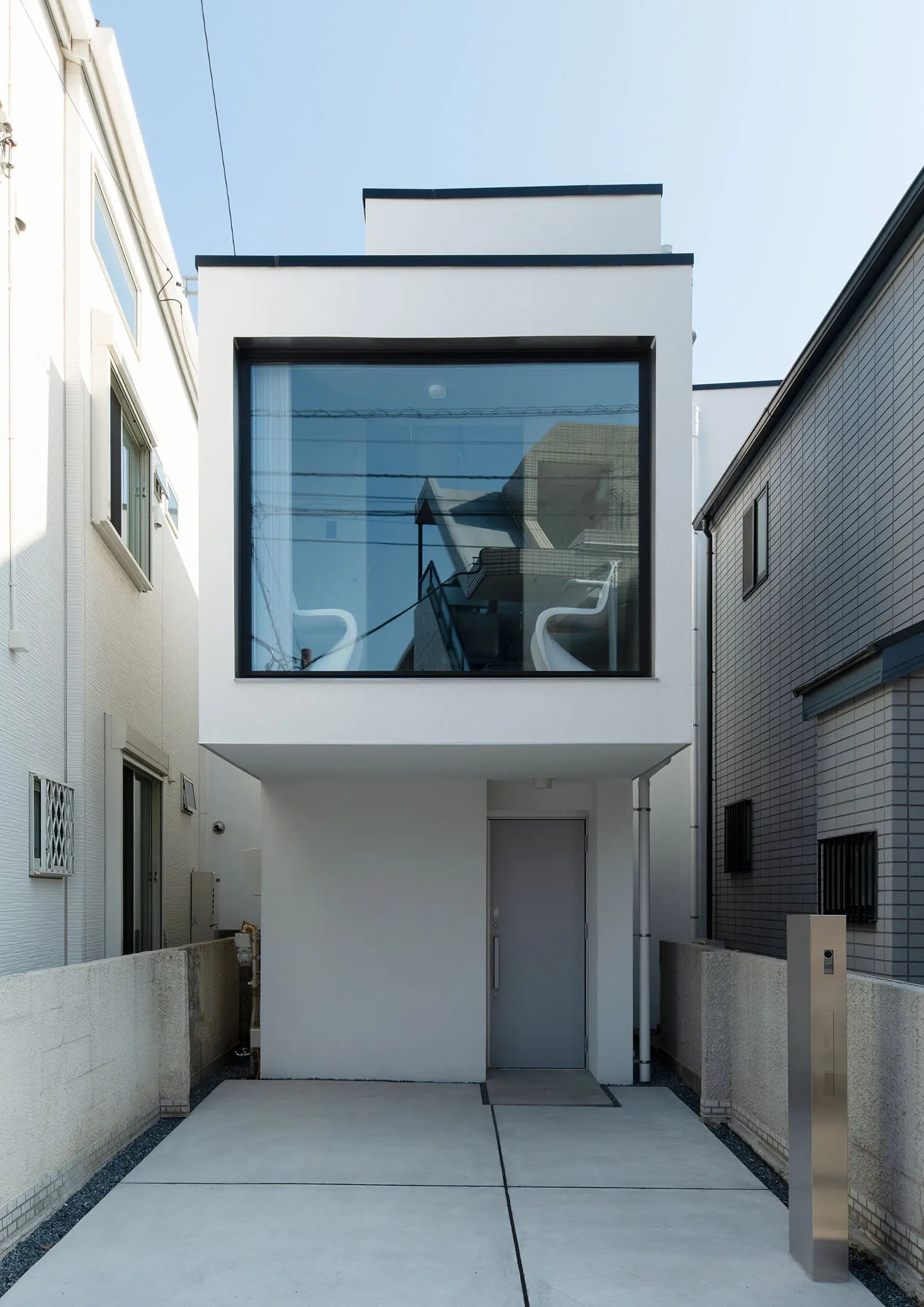 隣家と距離が近い狭小住宅の外観