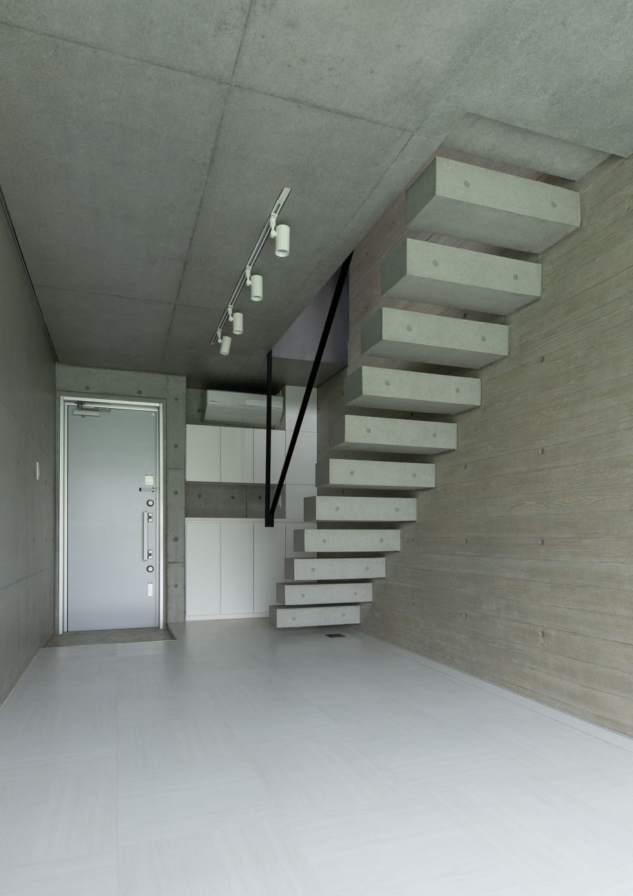 玄関のそばに白いシューズボックスやコンクリートの階段がある・デザイン住宅 注文住宅・デザイン住宅建築実例_『CASE691 MateriaBox』_玄関