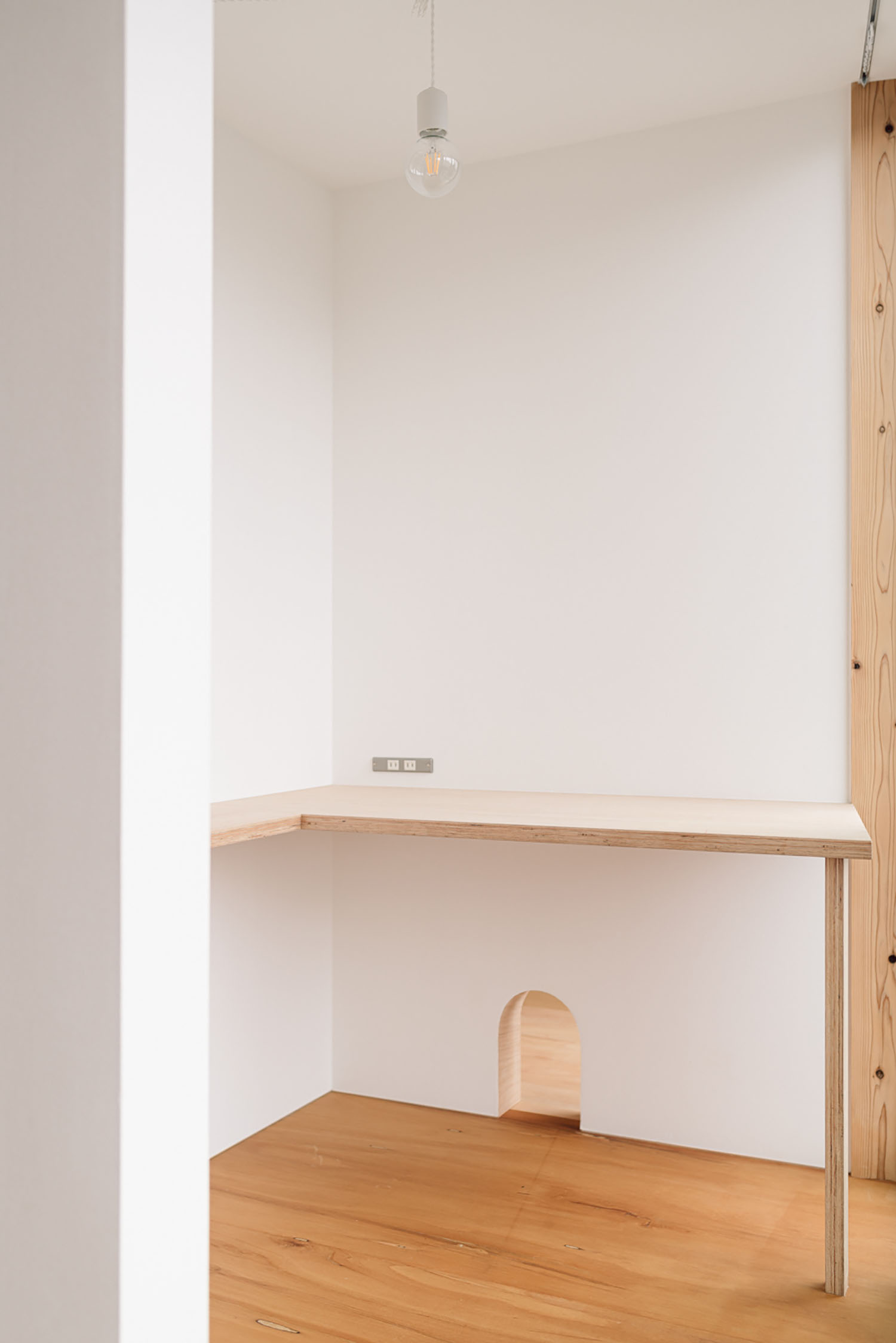 立って作業が出来る高さに設けられた壁付けのデスクスペース・デザイン住宅 注文住宅・デザイン住宅建築実例_『CASE692 桜ヶ丘の住宅』_書斎