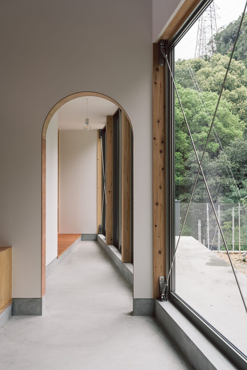 アーチ壁や大きな窓がある土間の玄関・デザイン住宅 注文住宅・デザイン住宅建築実例_『CASE692 桜ヶ丘の住宅』_玄関