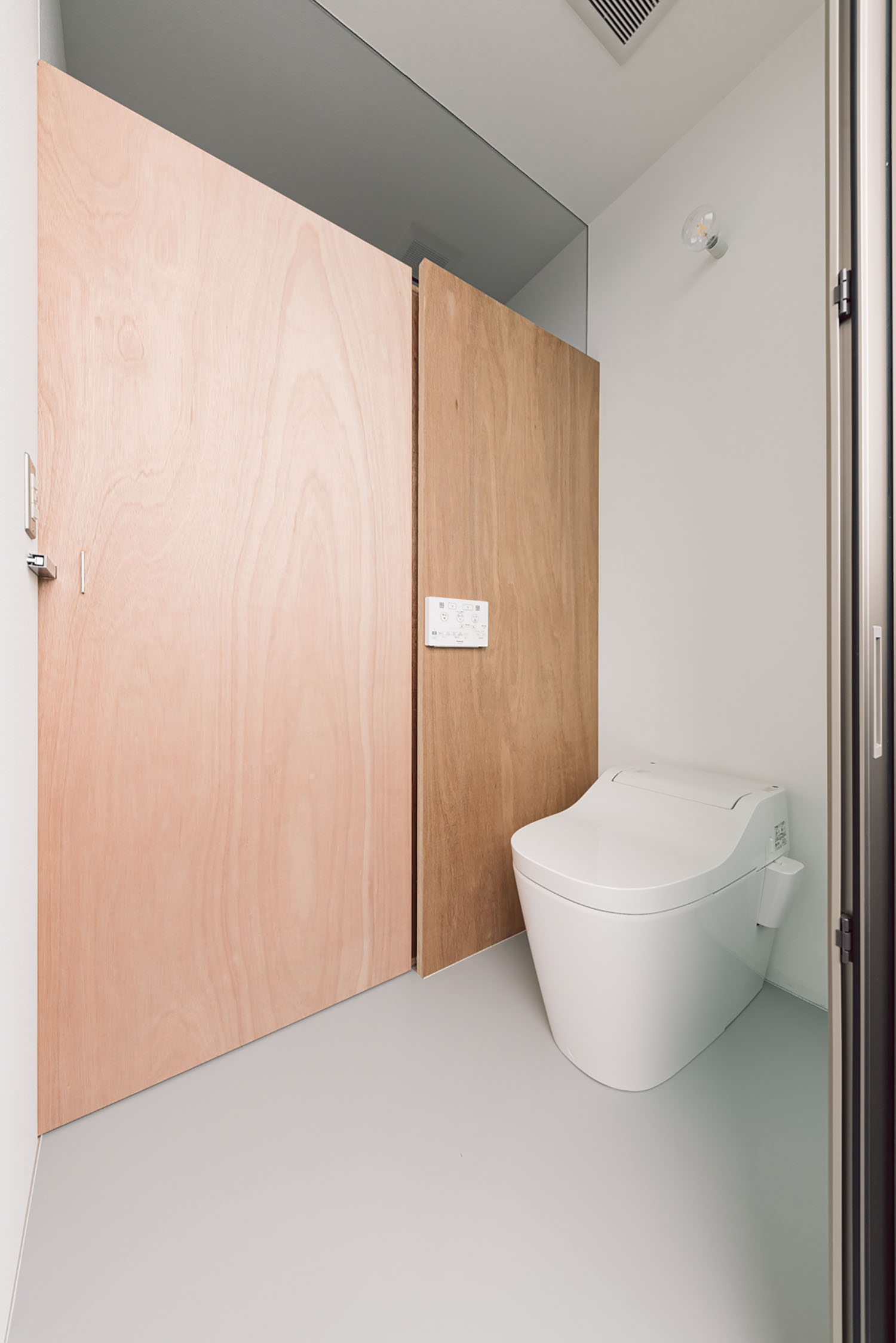 木材の扉がついたトイレ・デザイン住宅 注文住宅・デザイン住宅建築実例_『CASE692 桜ヶ丘の住宅』_トイレ