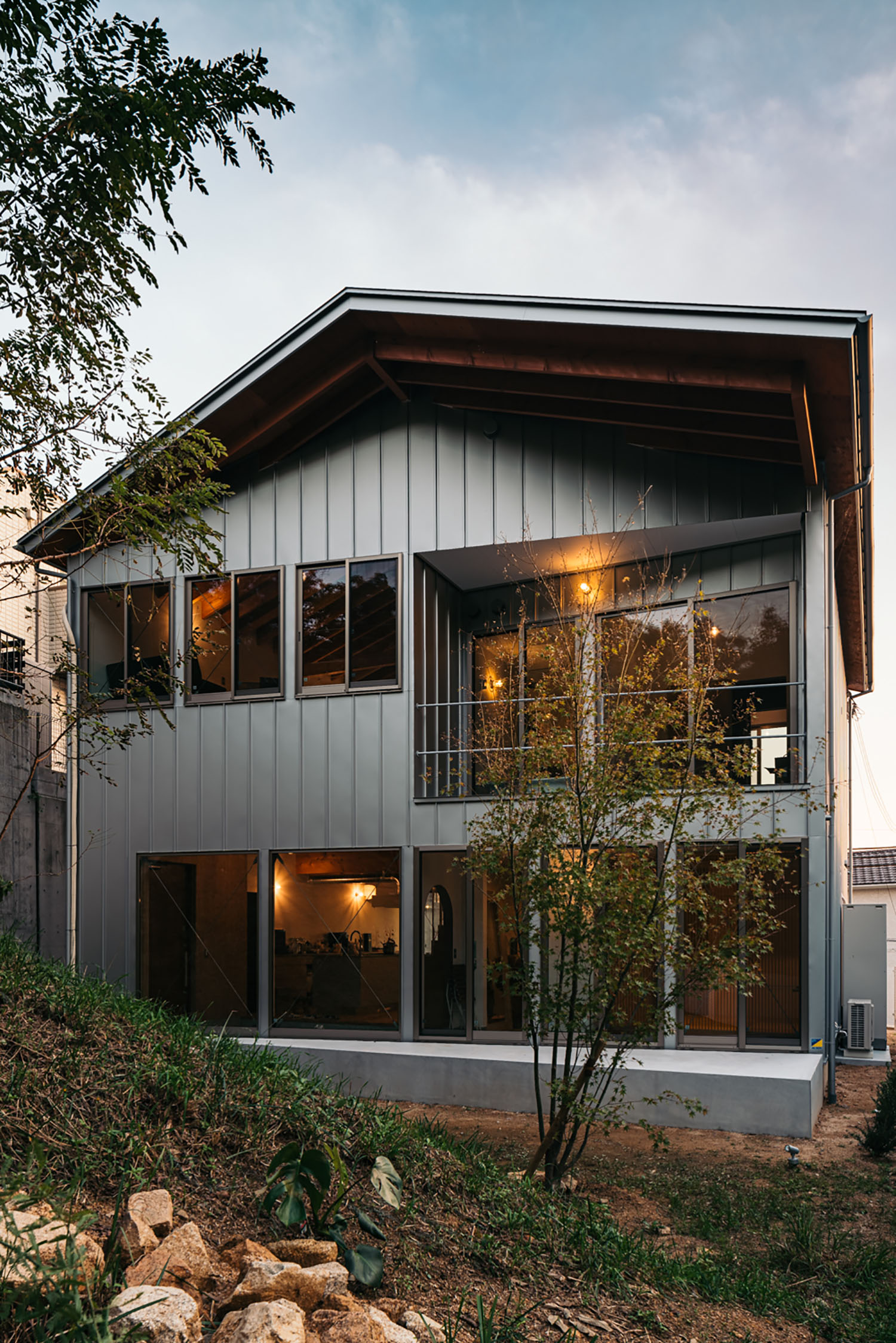 庭に植栽が植えられているシルバーの外壁の住宅・デザイン住宅 注文住宅・デザイン住宅建築実例_『CASE692 桜ヶ丘の住宅』_外観