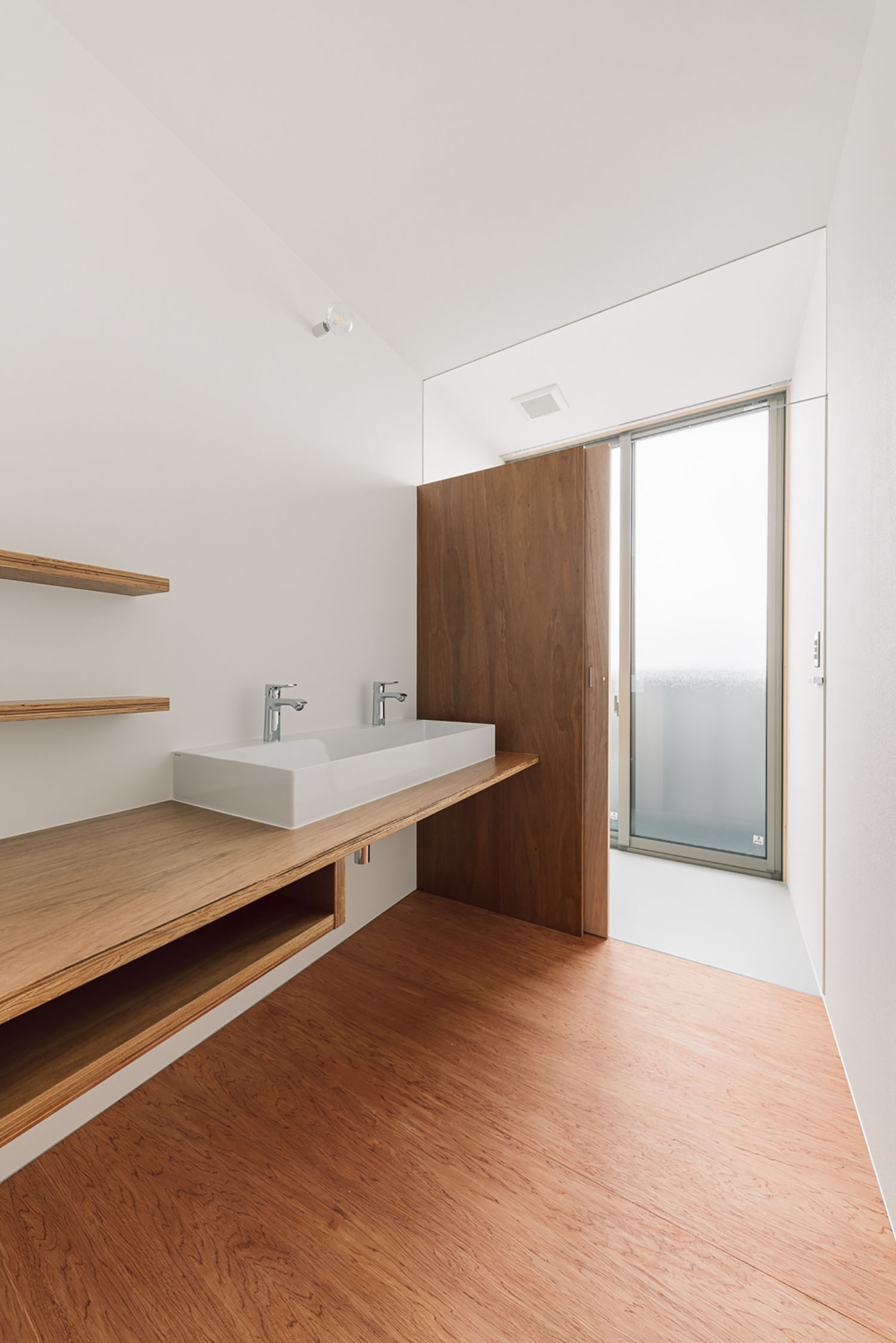 二口水栓の洗面ボウルがある、木材を多用した洗面所・デザイン住宅 注文住宅・デザイン住宅建築実例_『CASE692 桜ヶ丘の住宅』_浴室・洗面所