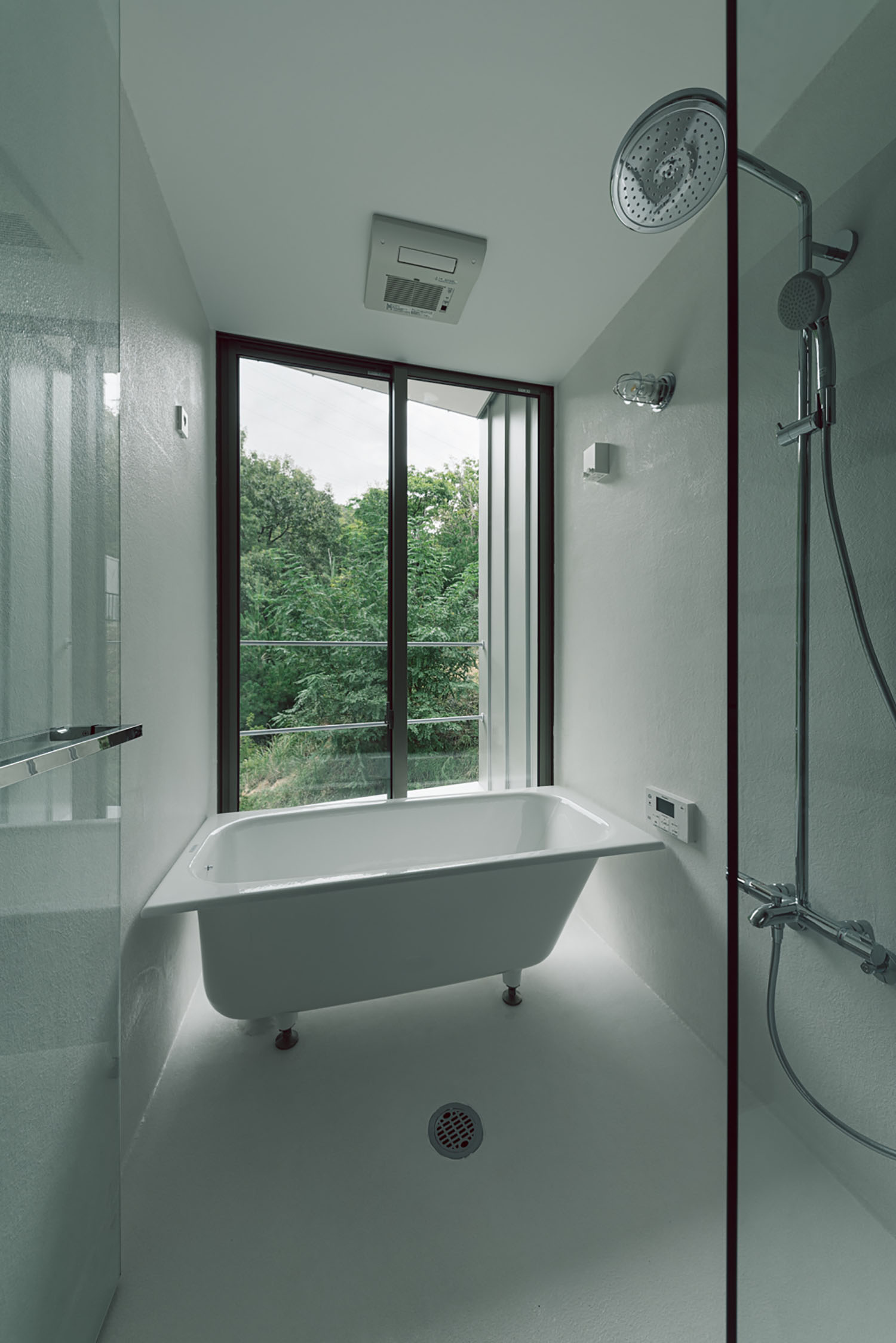 窓から外の緑が見える、ガラス扉の浴室・デザイン住宅 注文住宅・デザイン住宅建築実例_『CASE692 桜ヶ丘の住宅』_浴室・洗面所